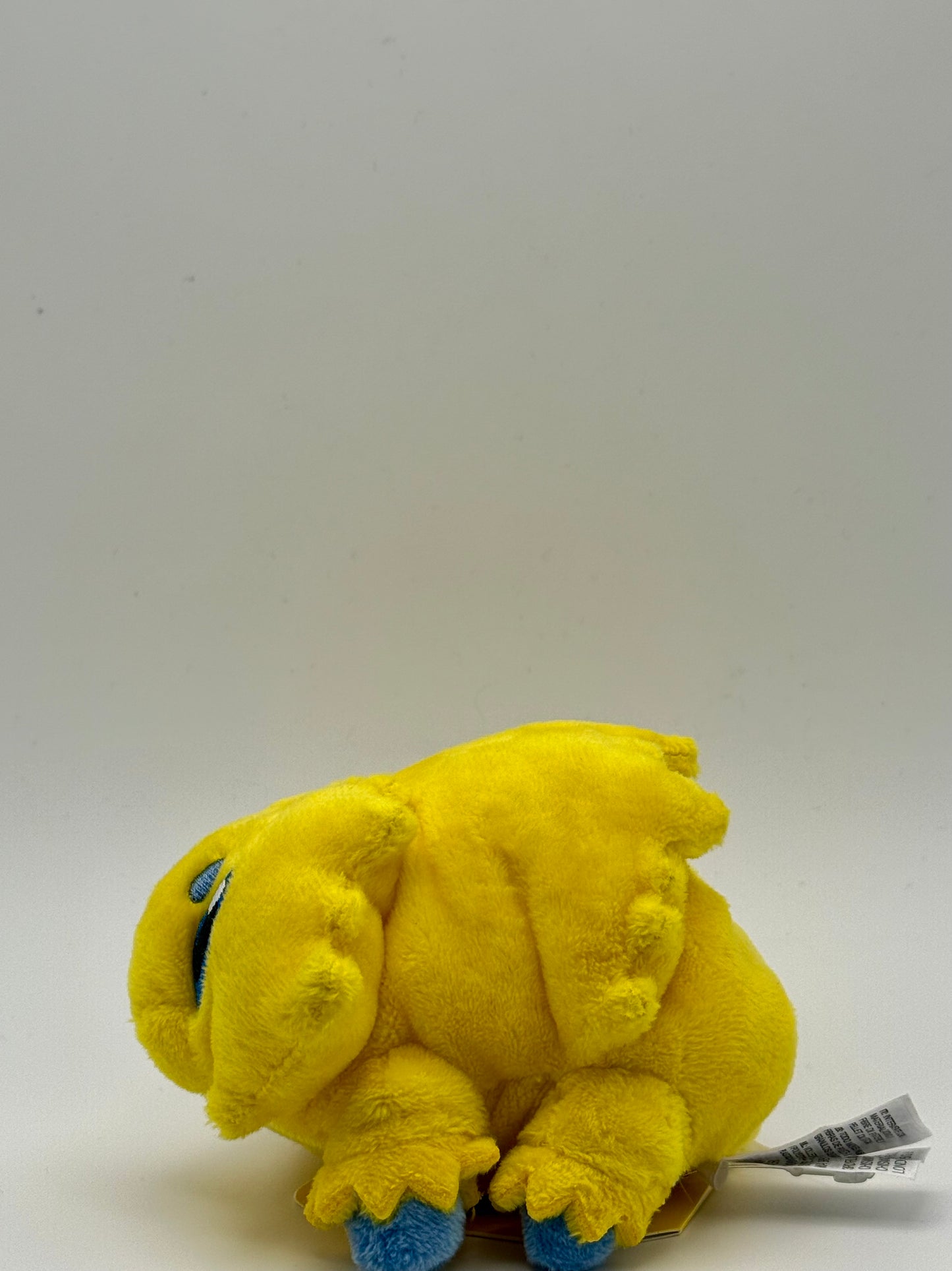 Eevolvd Joltik Plush Pokemon Fit med mjuk päls och sensory hårda detaljer sedd med vanster sidan i fokus direkt fran Pokemon Center Japan
