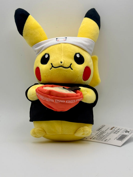 Eevolvd Pikachu Ramen gosedjur med nudlar och traditionella Japanska klader med fram sidan i fokus direkt fran Pokemon Center Japan