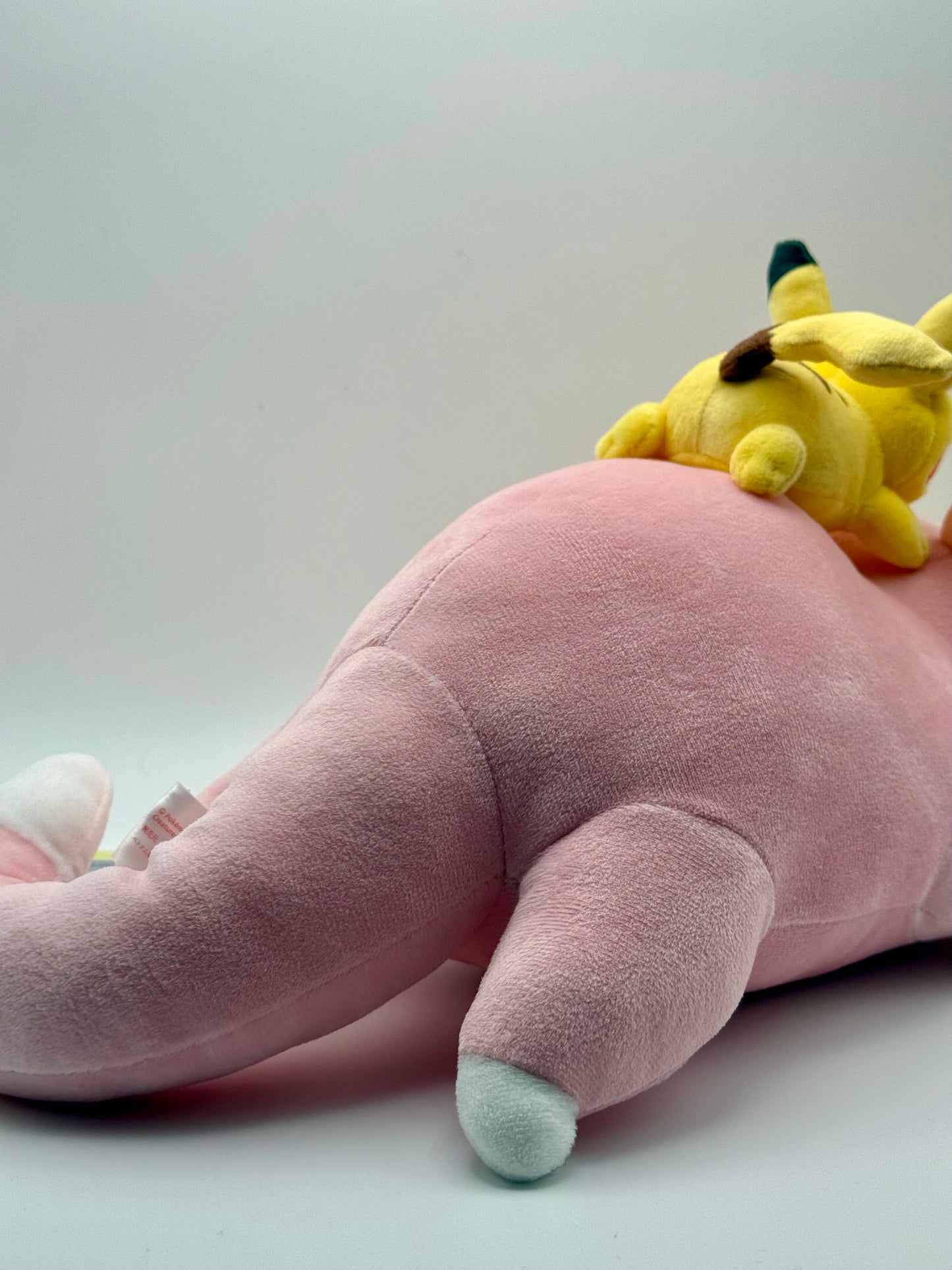 Eevolvd Pikachu x Slowpoke Pokemon Center Plush med super mjuk pals och mycket ovanlig samling med bak sidan i fokus direkt fran Pokemon Center Japan