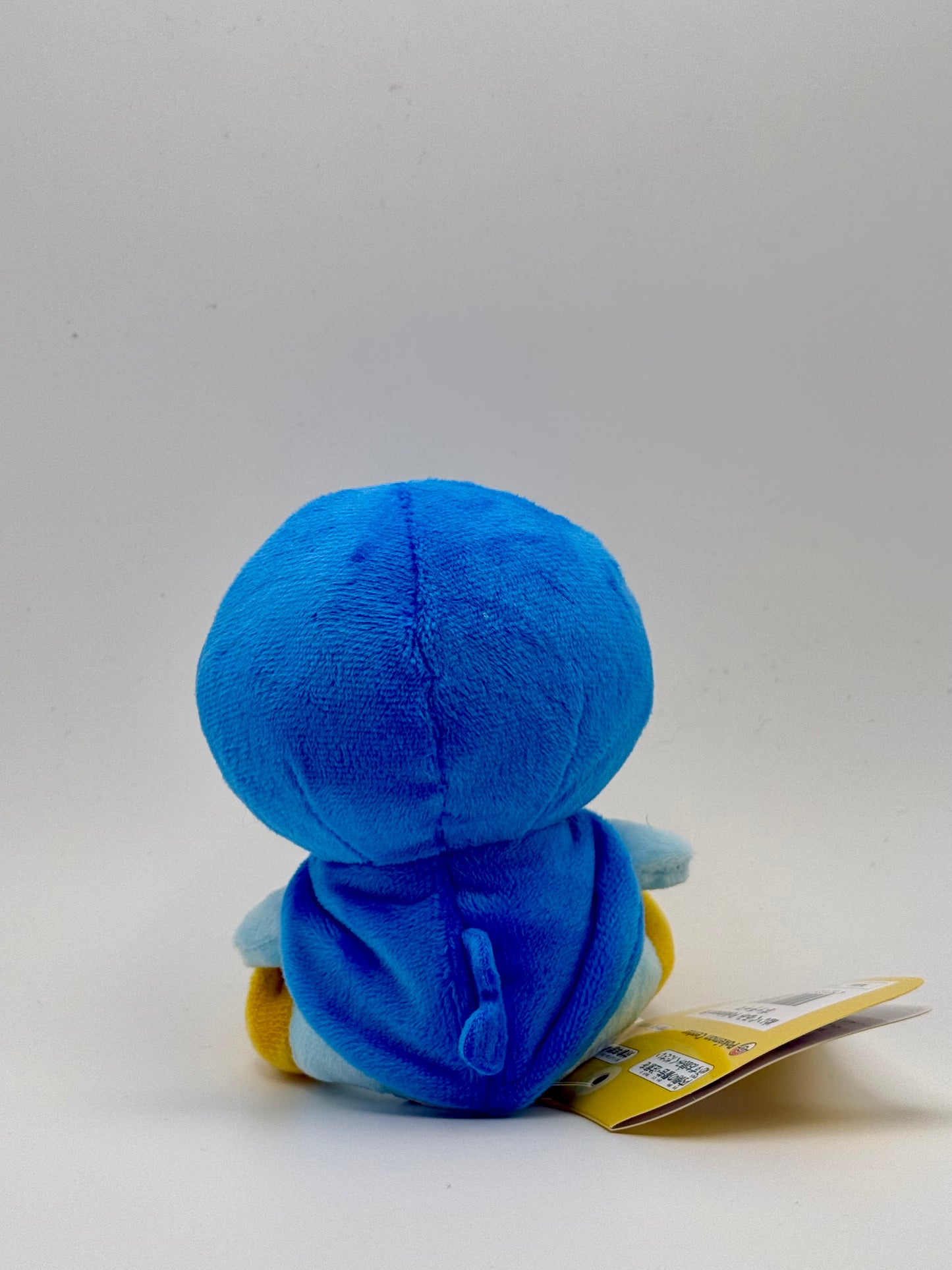 Eevolvd Piplup Pokemon Fit Plush med skön päls med bak sidan i fokus direkt fran Pokemon Center Japan