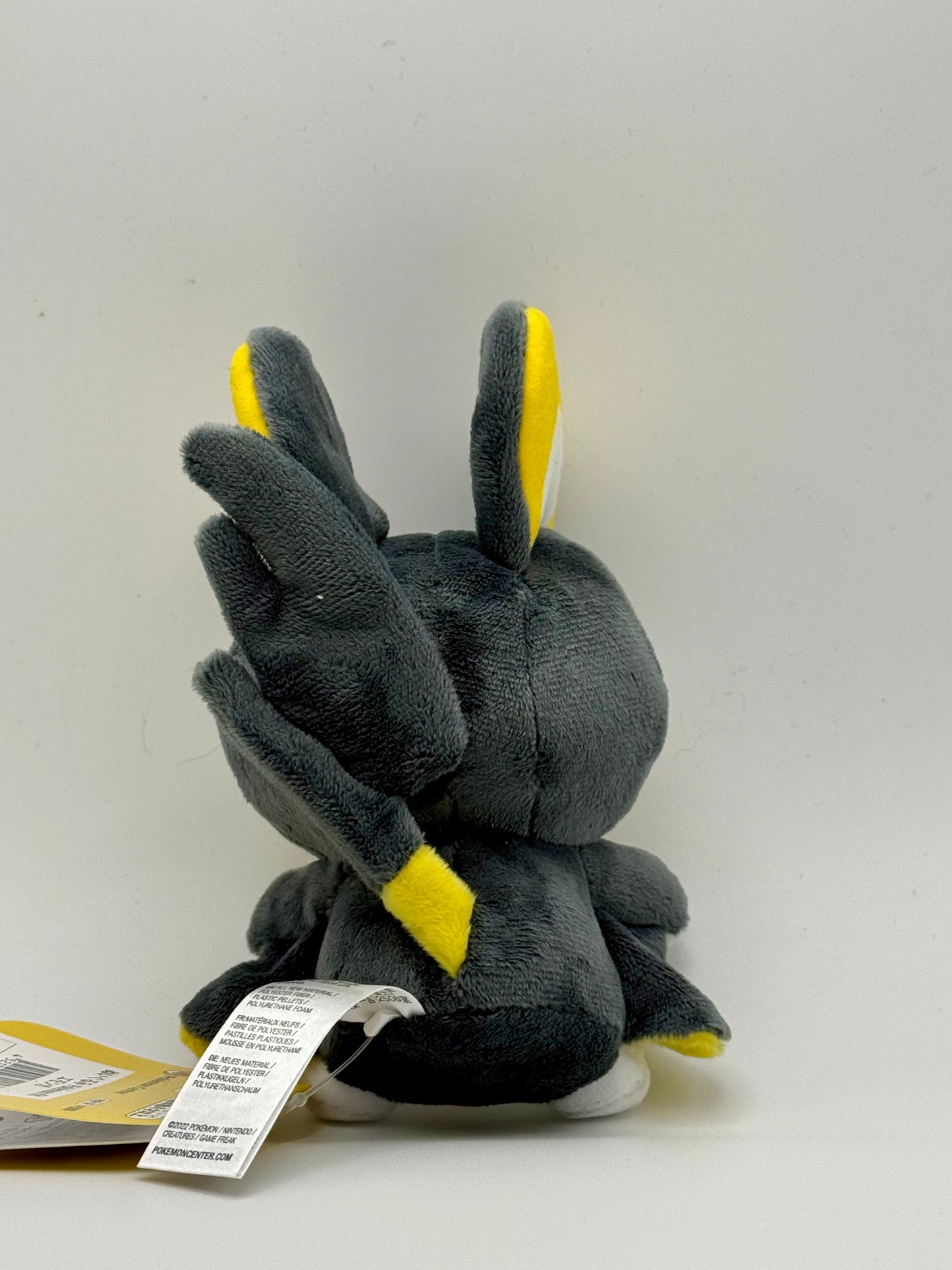 Eevolvd Emolga Plush med super mjuk päls med bak sidan i fokus direkt fran Pokemon Center Japan