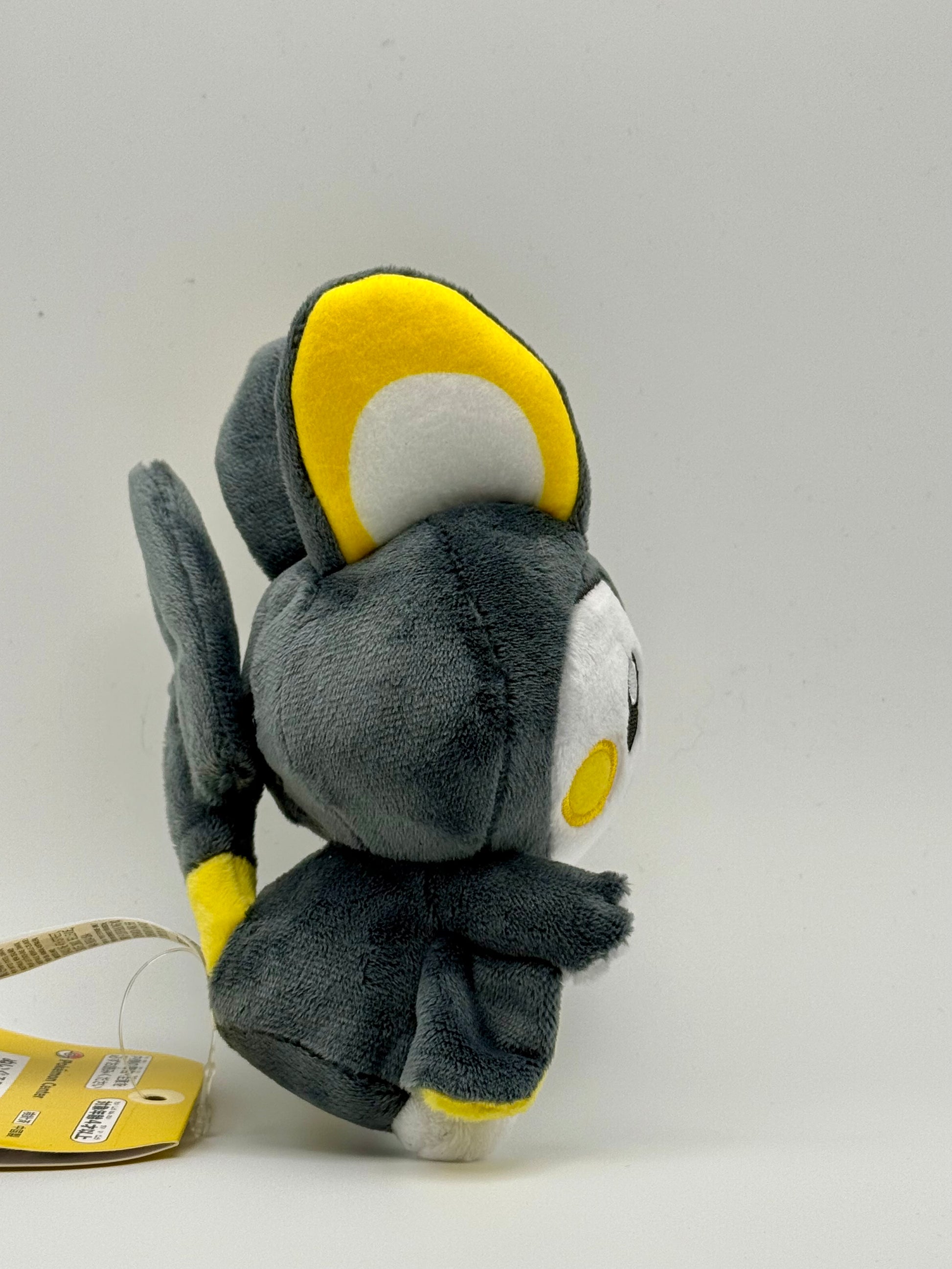 Eevolvd Emolga Plush med super mjuk päls med hoger sidan i fokus direkt fran Pokemon Center Japan