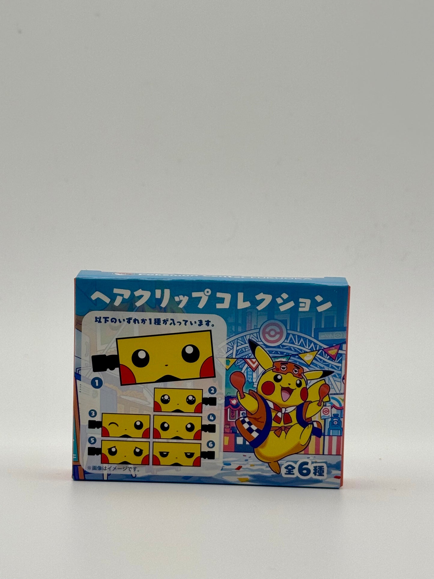 Eevolvd Pikachu Hair Clip med boxen i fokus direkt fran Pokemon Center Japan