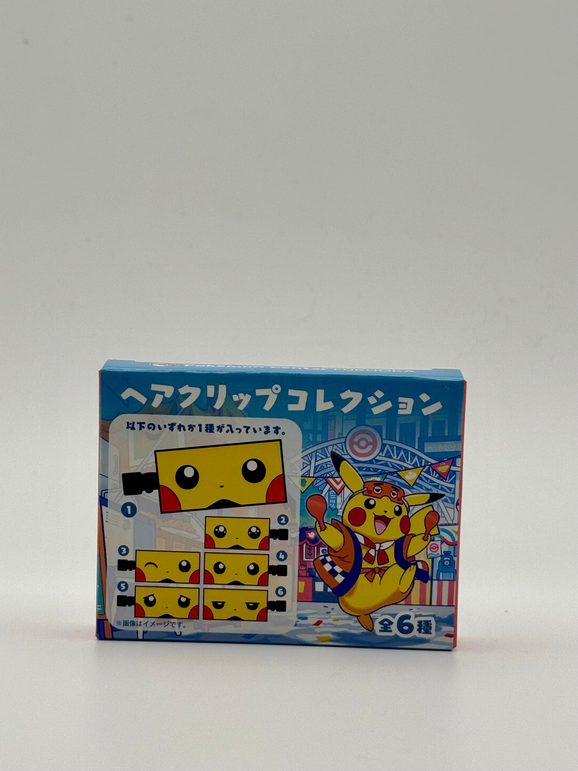 Eevolvd Pikachu Hair Clip med boxen i fokus direkt fran Pokemon Center Japan