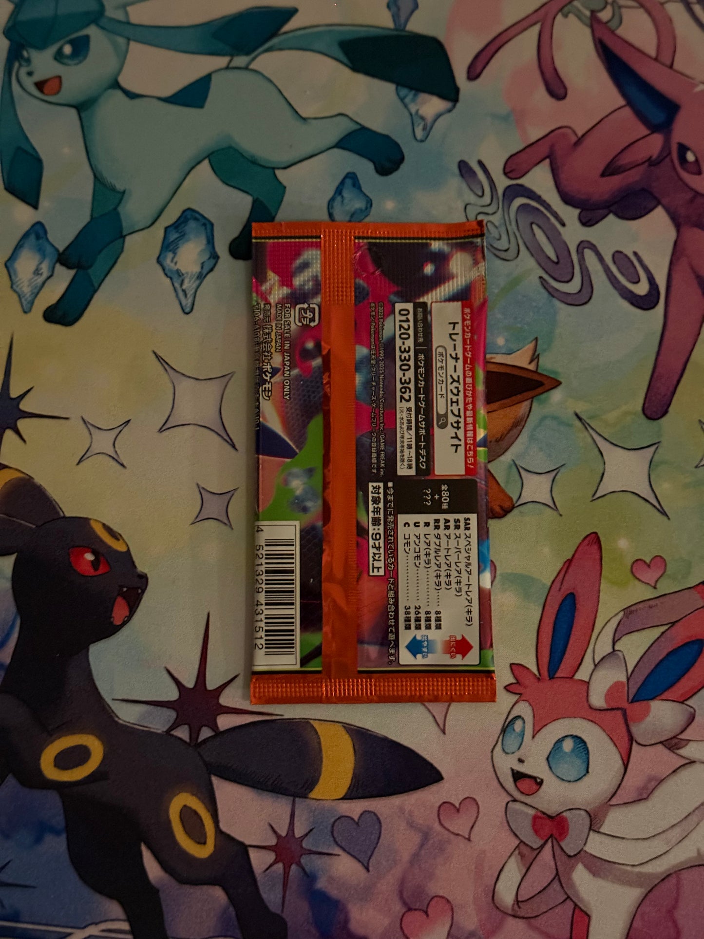 Eevolvd inferno x booster pack med 7 kort i paketet sedd med sin baksidasida irl direkt fran Pokemon Center Japan