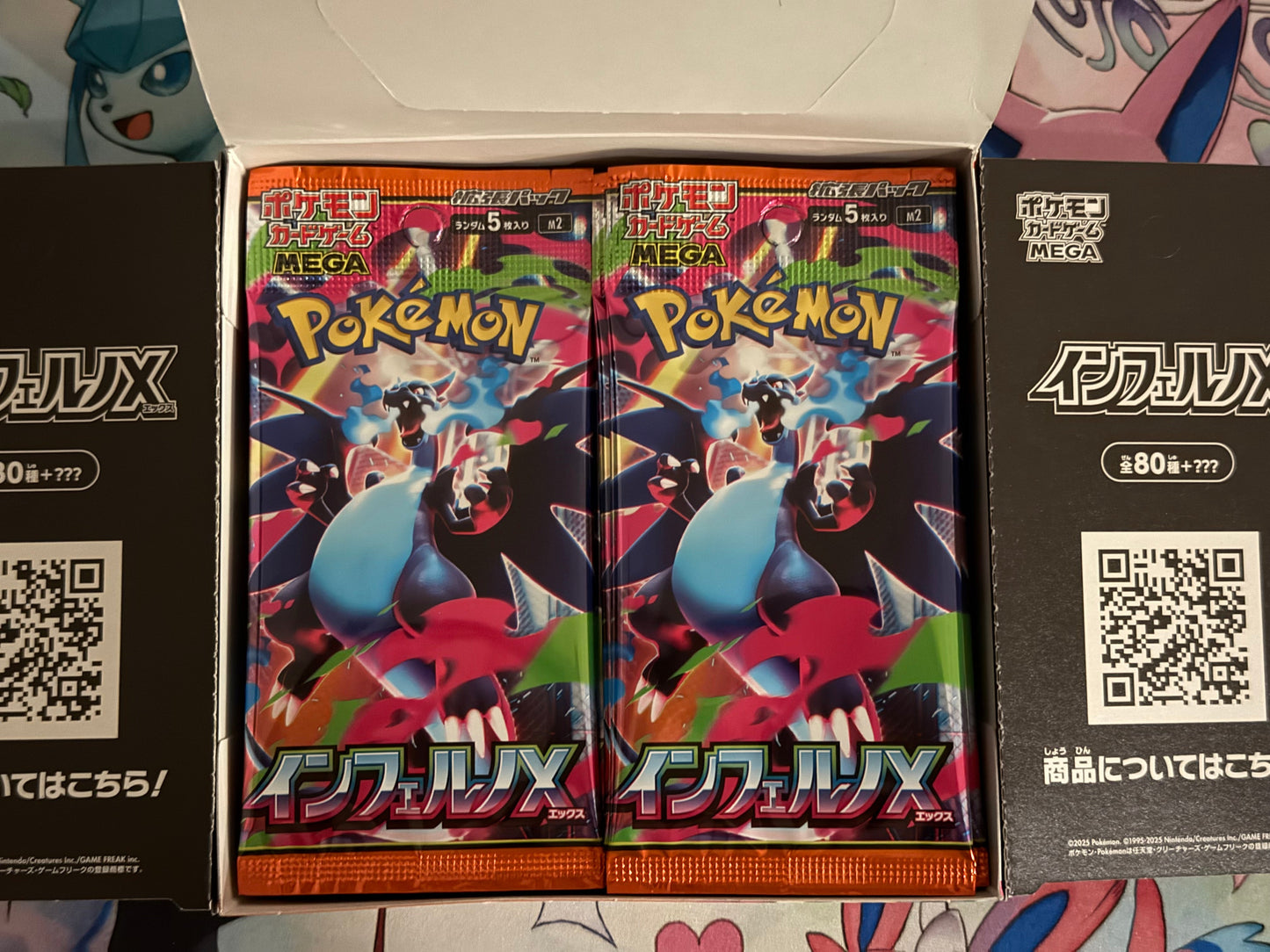 Eevolvd inferno x booster pack med 7 kort i paketet sedd med sin booster box direkt fran Pokemon Center Japan