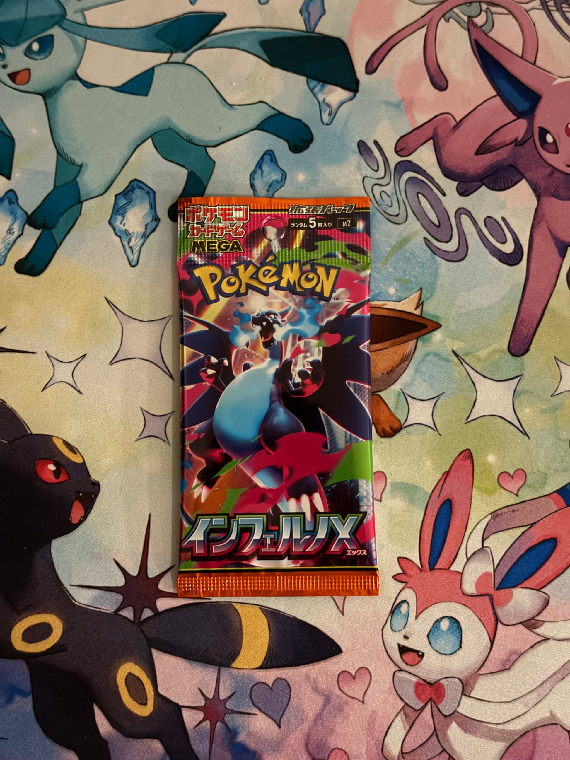 Eevolvd inferno x booster pack med 7 kort i paketet sedd med sin framsida irl direkt fran Pokemon Center Japan