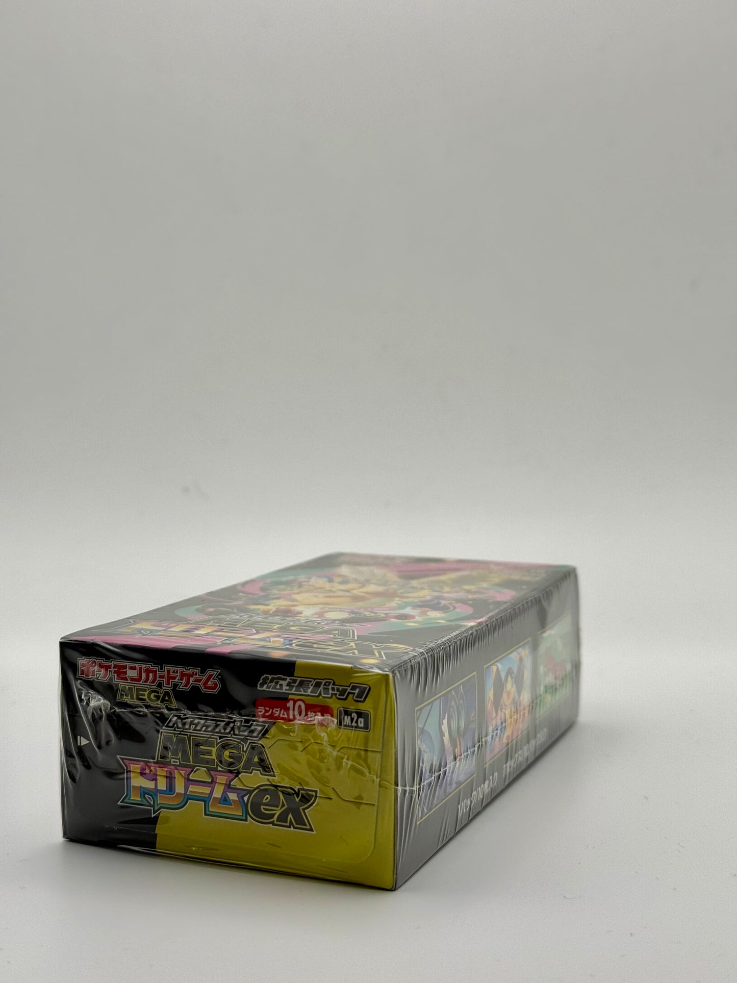 Eevolvd Mega Dream EX Booster Box med 10 booster packs sealed sedd från en cinematisk sida direkt fran Pokemon Center Japan