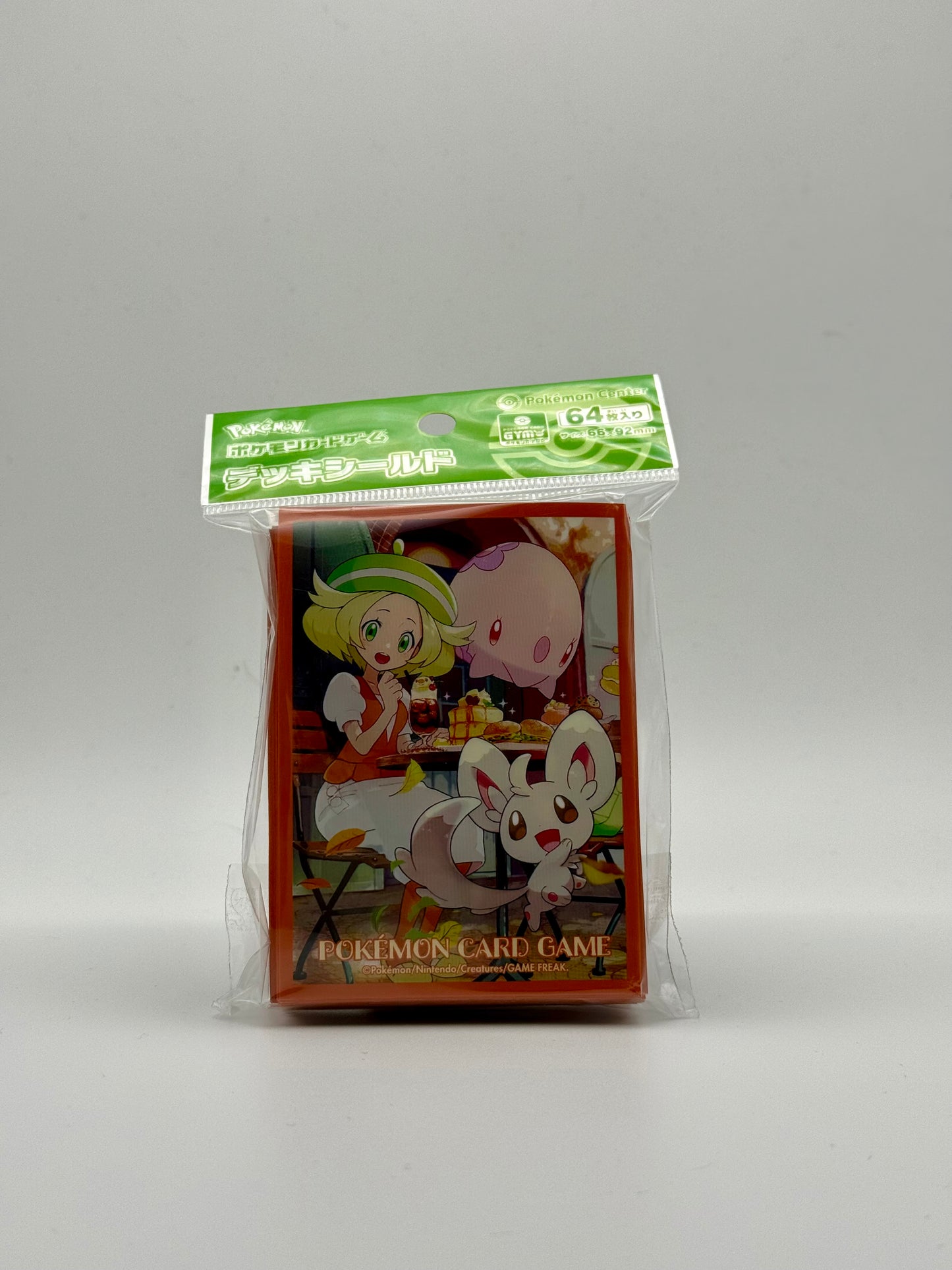Eevolvd Bianca sleeves med söt pokemon illustration sedd fran framsidan av paketet direkt fran Pokemon Center Japan