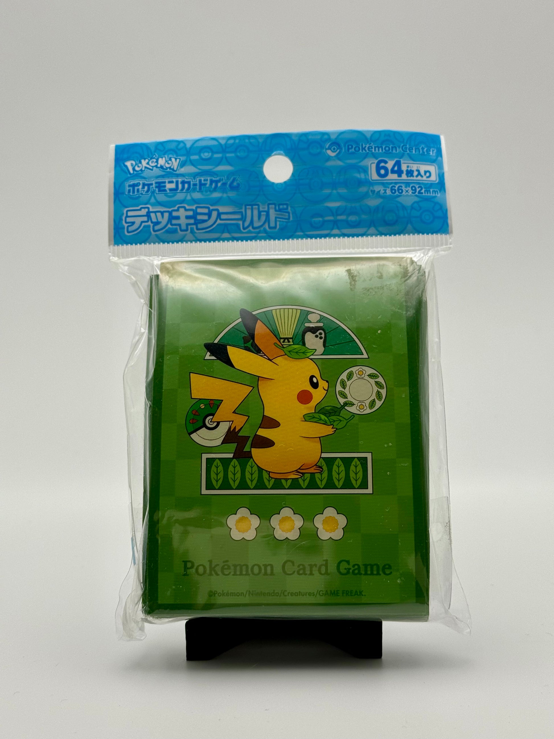 Eevolvd cafe pikachu Pokemon Center Kort sleeve med exklusiv konst med fokus pa konsten sedd fran framsidan direkt fran Pokemon Center Japan