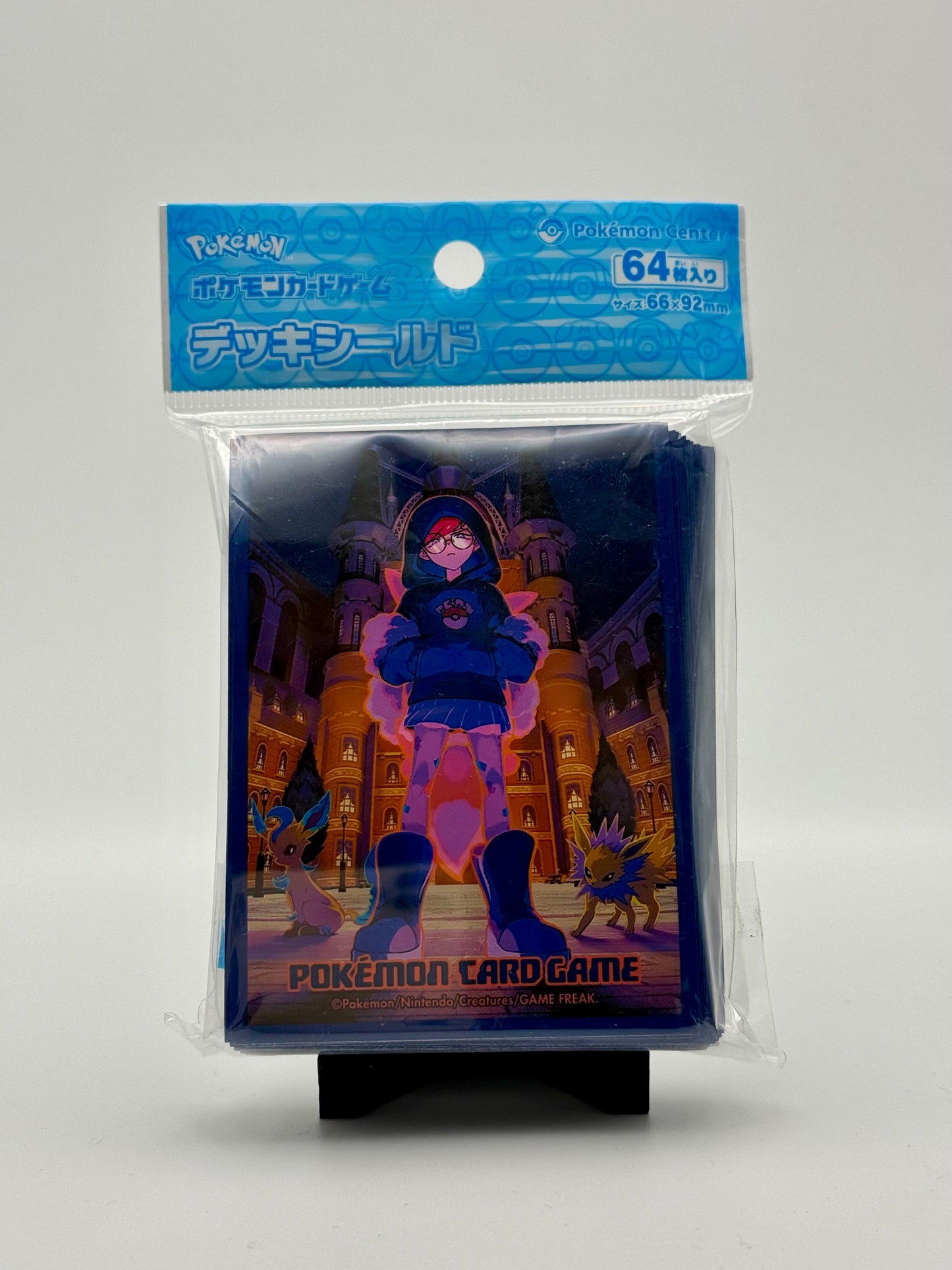 Eevolvd Cassiopeia Pokemon Center Kort sleeve med exklusiv konst med exempel på konsten med fram sidan i fokus direkt fran Pokemon Center Japan