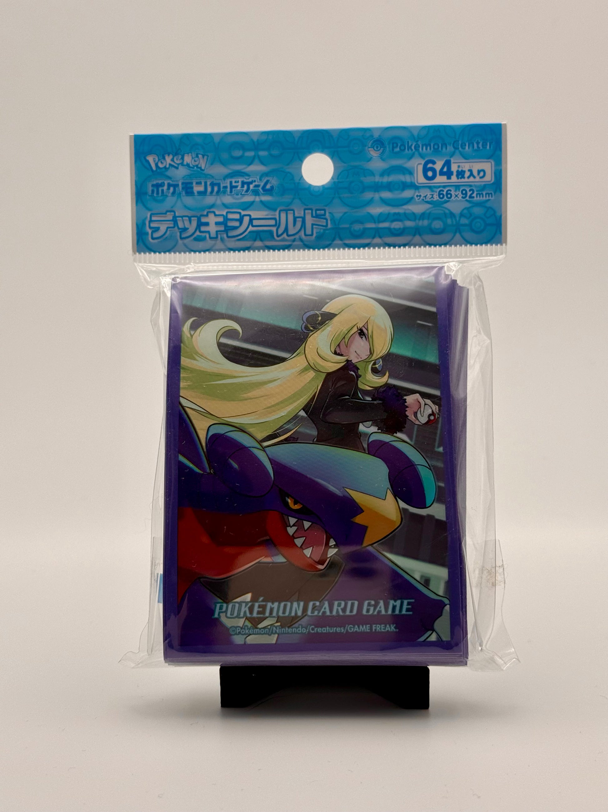 Eevolvd Cynthia och Garchomp Pokemon Center Kort sleeve med exklusiv konst med fokus pa konsten sedd fran framsidan direkt fran Pokemon Center Japan
