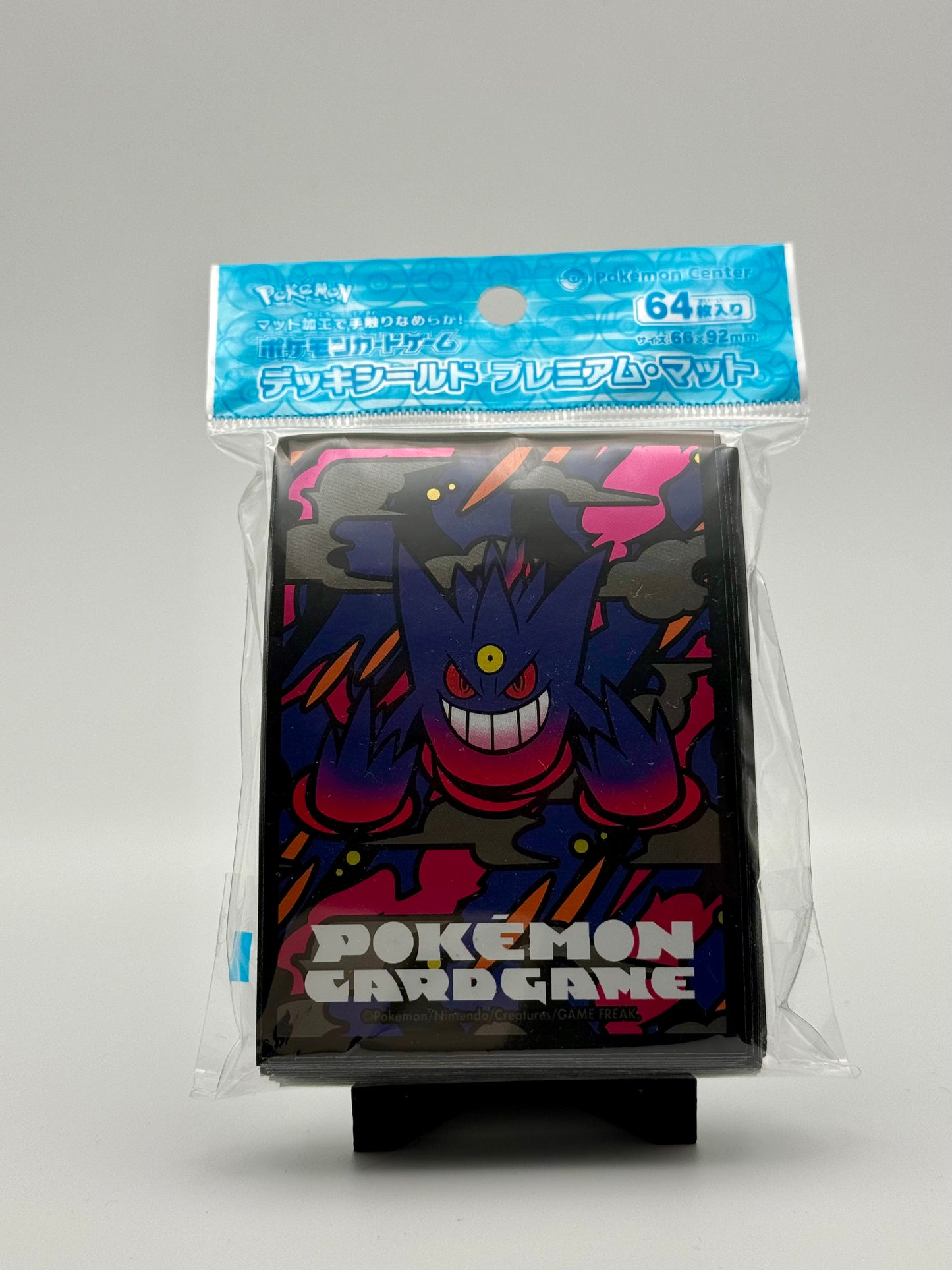 Eevolvd Gengar Matte Pokemon Center Kort sleeve med exklusiv konst med framsidan i fokus direkt fran Pokemon Center Japan