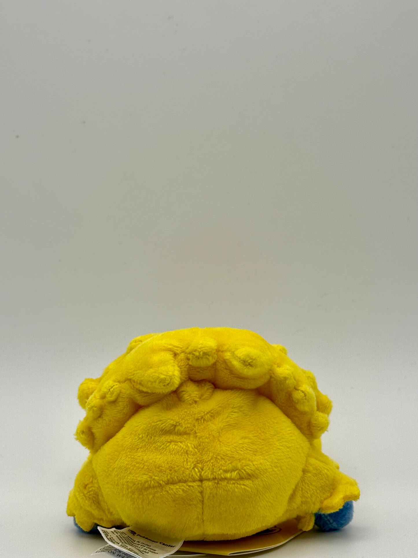 Eevolvd Joltik Plush Pokemon Fit med mjuk päls och sensory hårda detaljer sedd med baksidan i fokus direkt fran Pokemon Center Japan
