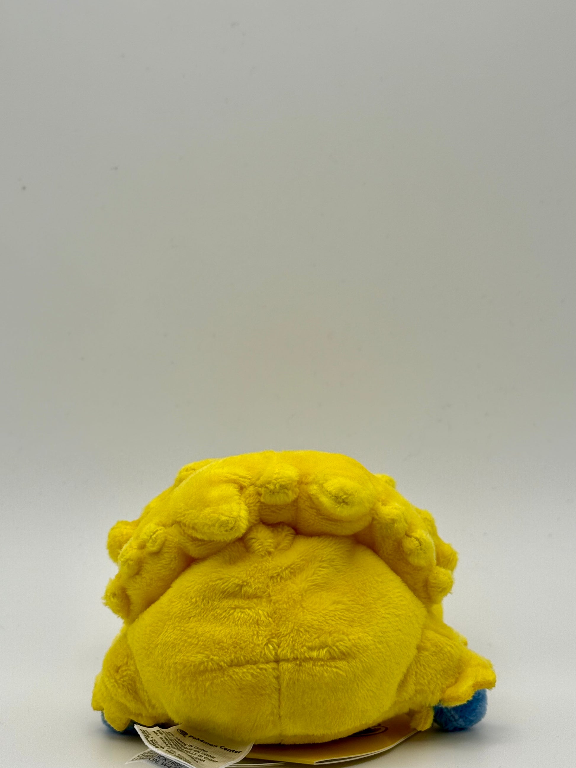 Eevolvd Joltik Plush Pokemon Fit med mjuk päls och sensory hårda detaljer sedd med baksidan i fokus direkt fran Pokemon Center Japan