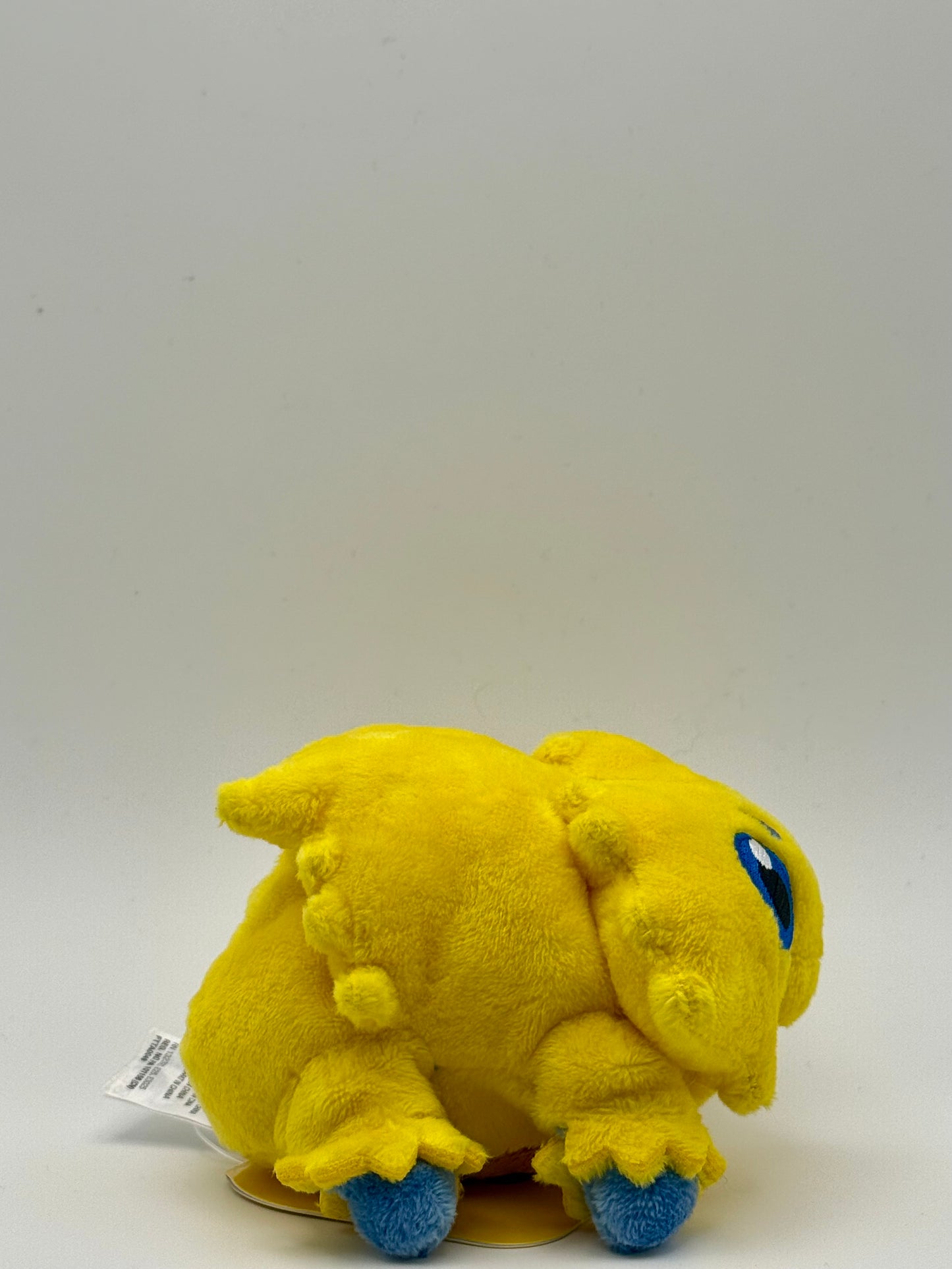 Eevolvd Joltik Plush Pokemon Fit med mjuk päls och sensory hårda detaljer sedd med hoger sidan i fokus direkt fran Pokemon Center Japan