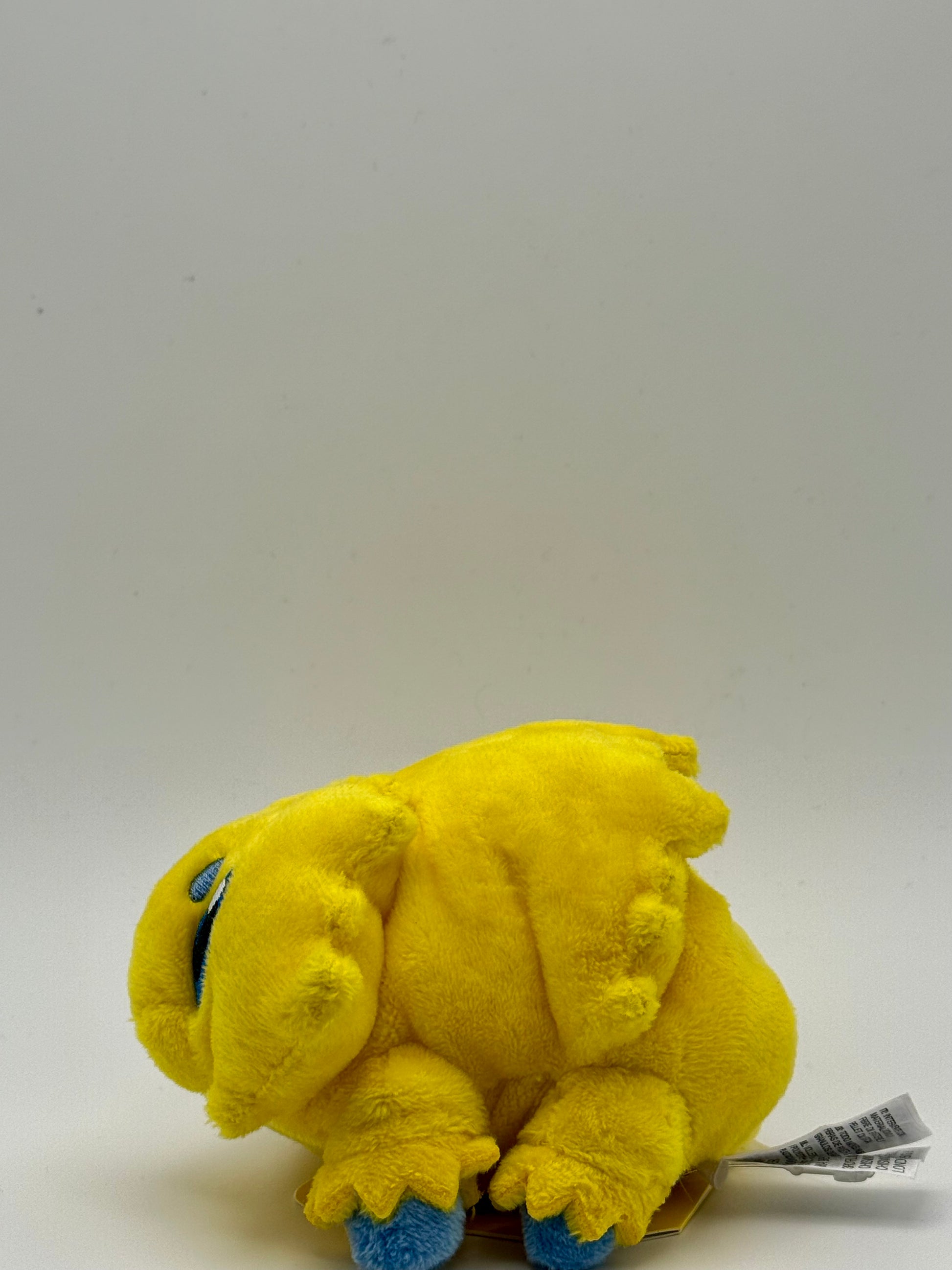 Eevolvd Joltik Plush Pokemon Fit med mjuk päls och sensory hårda detaljer sedd med vanster sidan i fokus direkt fran Pokemon Center Japan