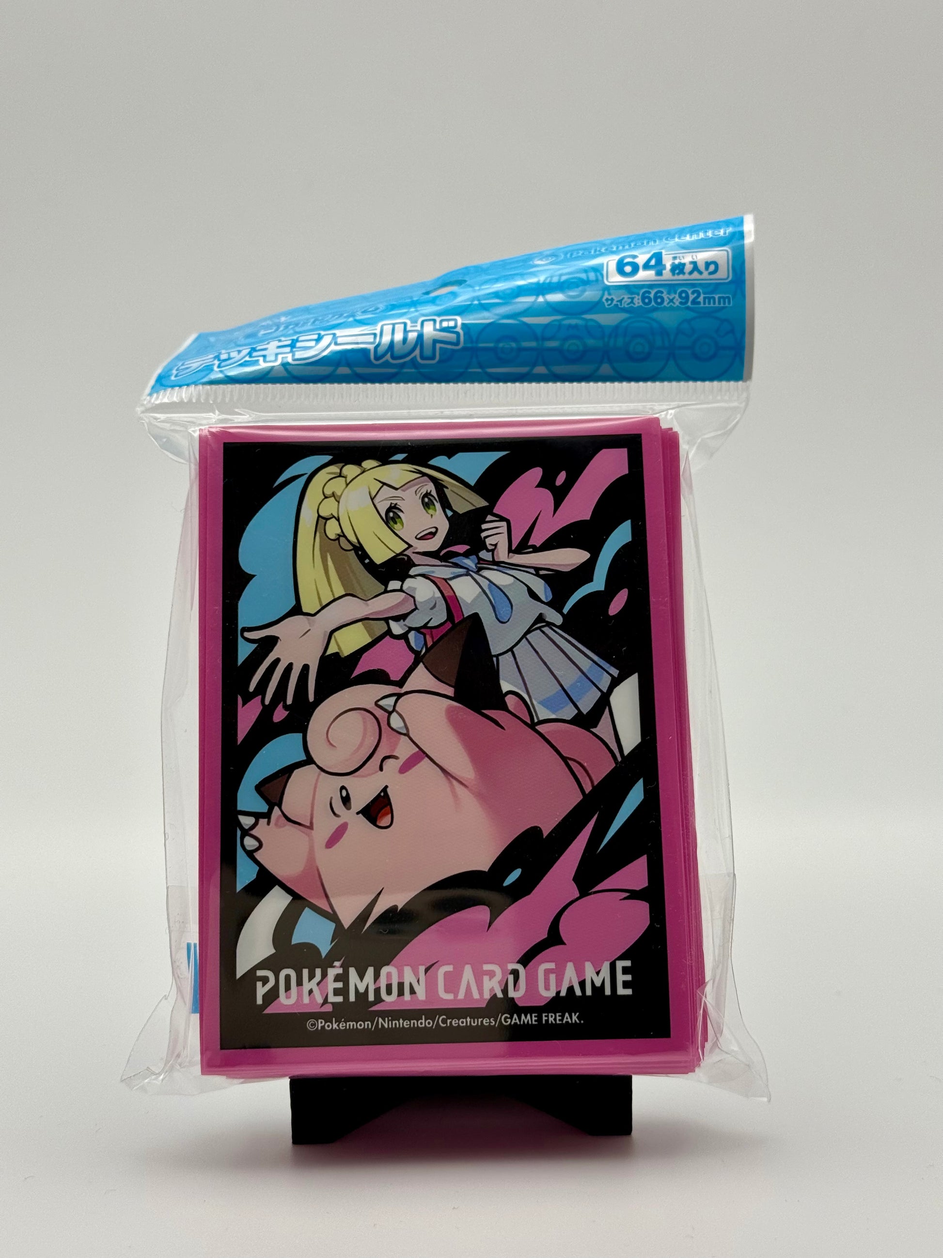 Eevolvd Lillie och Clefairy Rosa Pokemon Center Kort sleeve med exklusiv konst med fokus pa konsten sedd framifran direkt fran Pokemon Center Japan