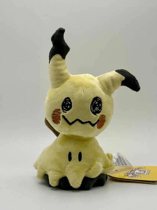 Eevolvd Mimikyu Plush med mjuk känsla sedd med framsidan i fokus direkt fran Pokemon Center Japan