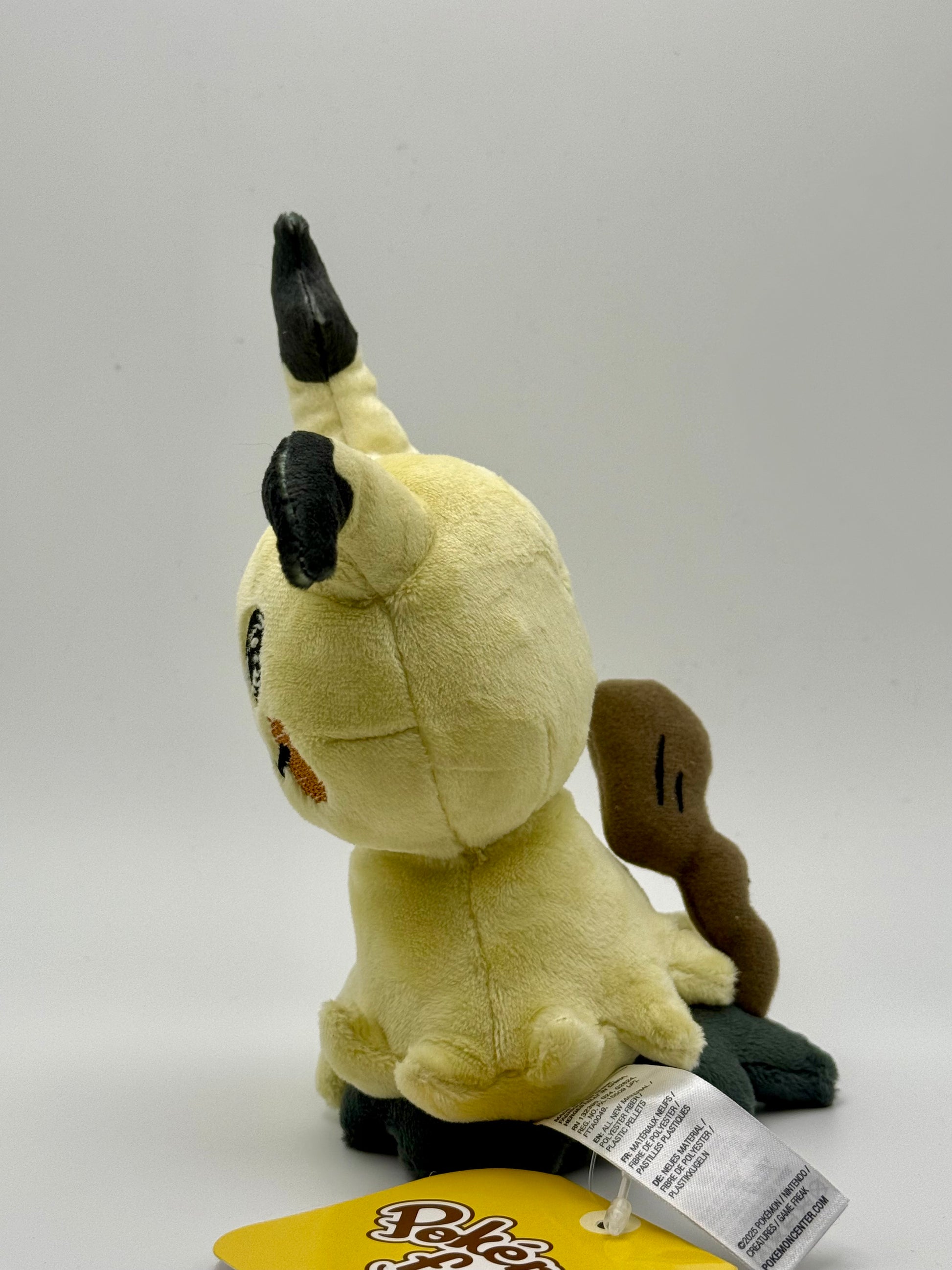Eevolvd Mimikyu Plush med mjuk känsla sedd med höger sidan i fokus direkt fran Pokemon Center Japan