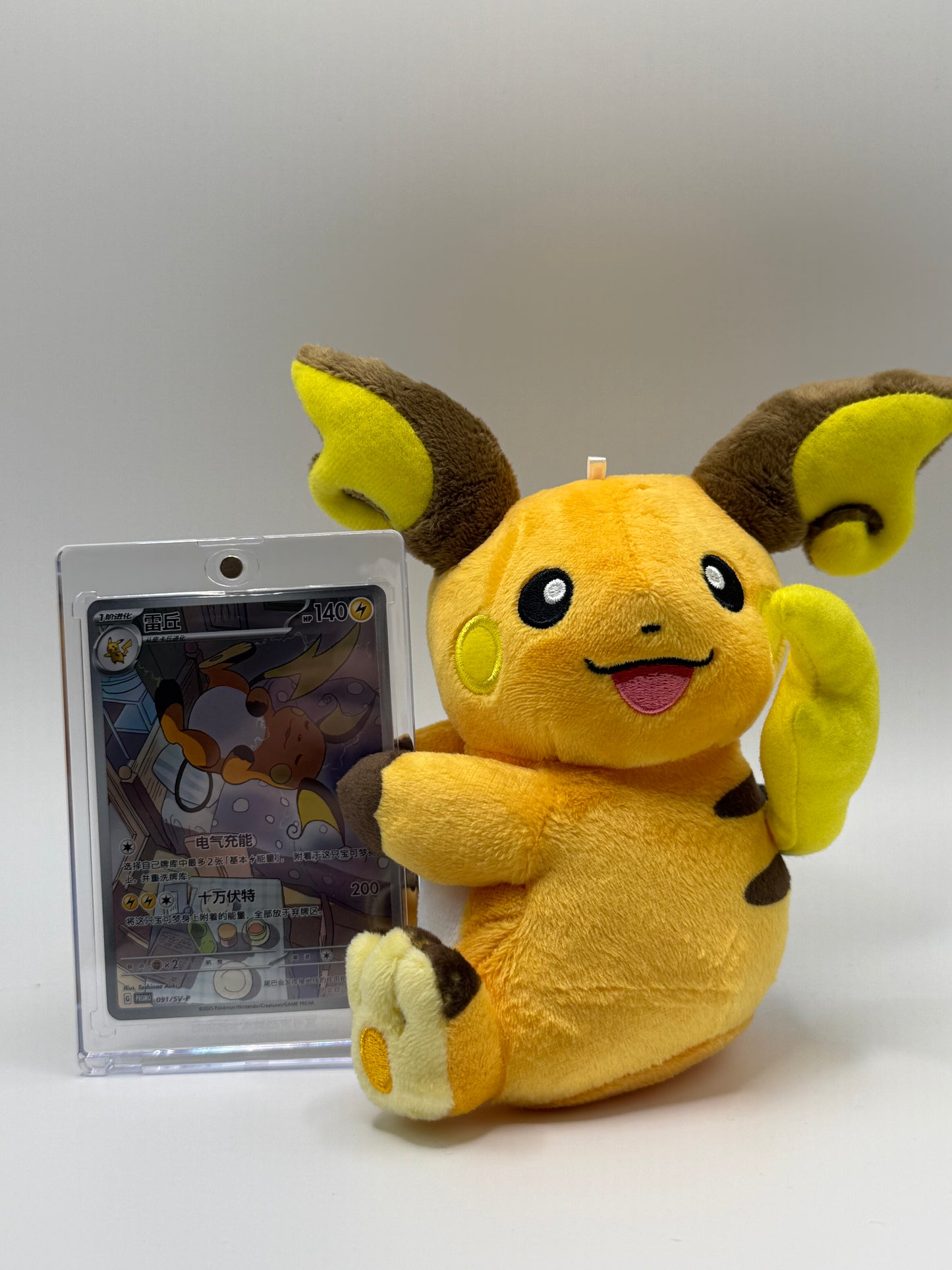 Eevolvd Nuzzle Blind Box med plush full art kort och skydd, sedd med exempel pa hur en plush plus kort ser ut direkt fran Pokemon Center Kina