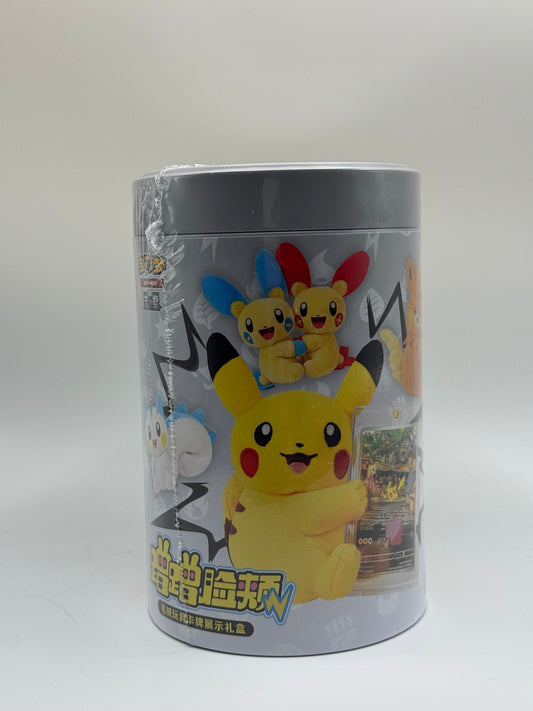 Eevolvd Nuzzle Blind Box med plush full art kort och skydd, sedd oappnad direkt fran Pokemon Center Kina
