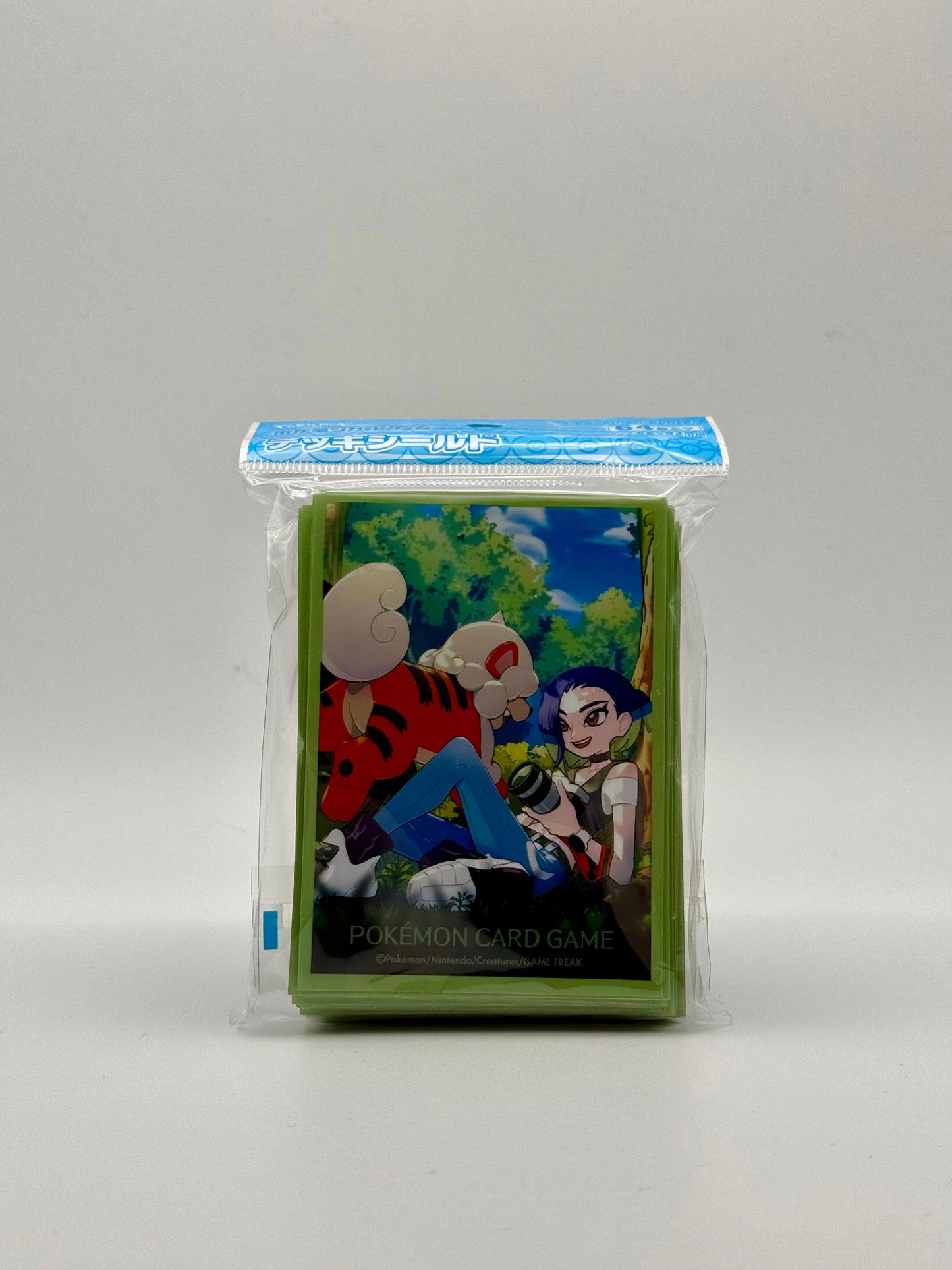 Eevolvd Perrin med sommar kansla illustration med sot pokemon sedd fran framsidan av paketet direkt fran Pokemon Center Japan