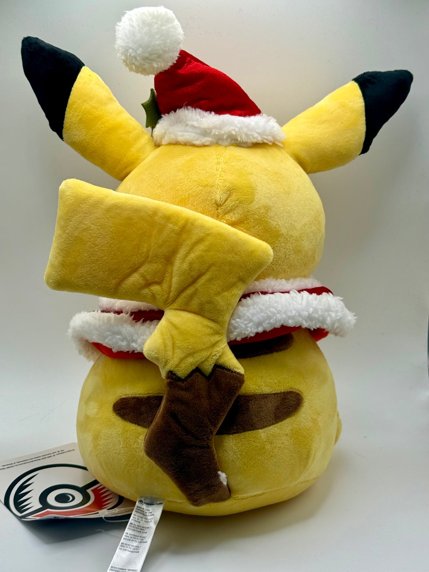 Eevolvd Pikachu Jul Plush med tomte hatt och halsduk sedd fran bakre sidan direkt fran Pokemon Center Japan