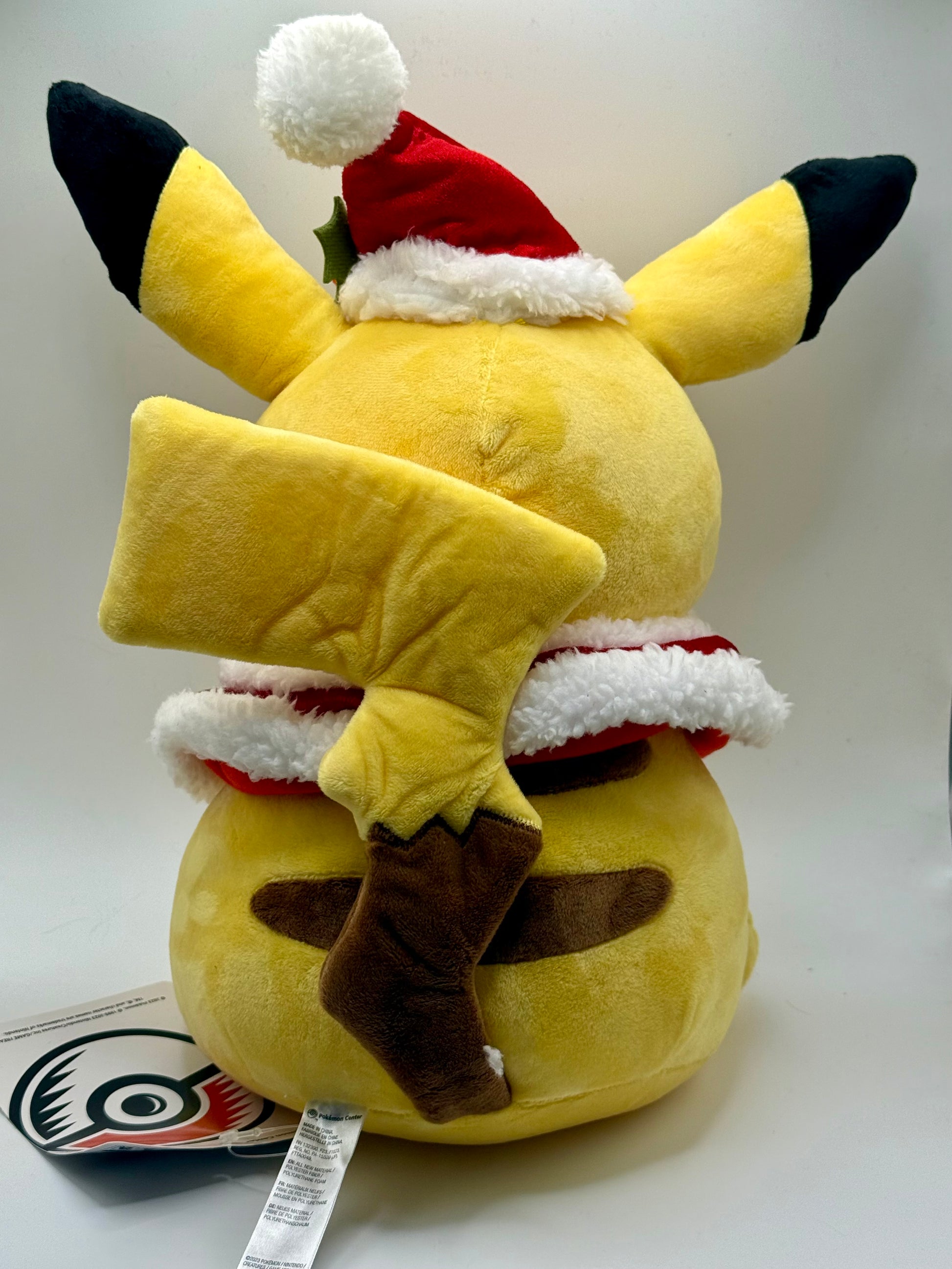 Eevolvd Pikachu Jul Plush med tomte hatt och halsduk sedd fran bakre sidan direkt fran Pokemon Center Japan