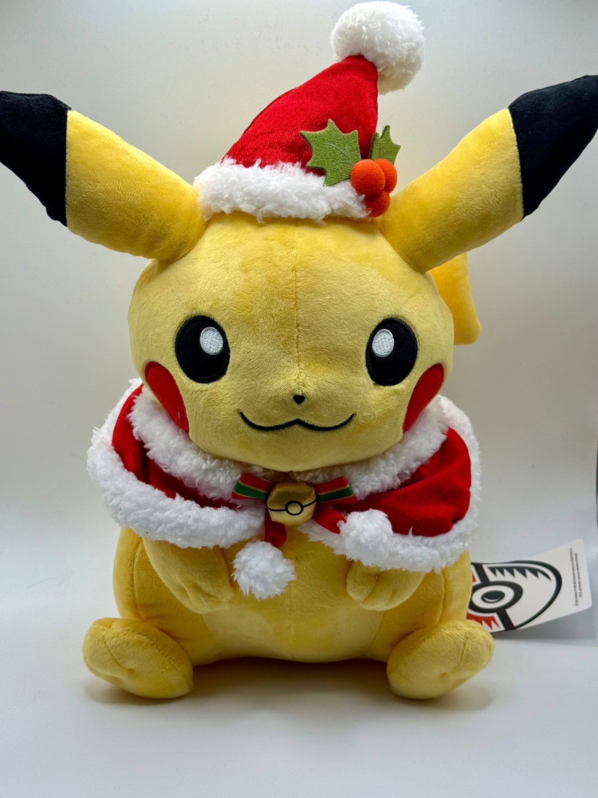 Eevolvd Pikachu Jul Plush med tomte hatt och halsduk sedd framifran direkt fran Pokemon Center Japan
