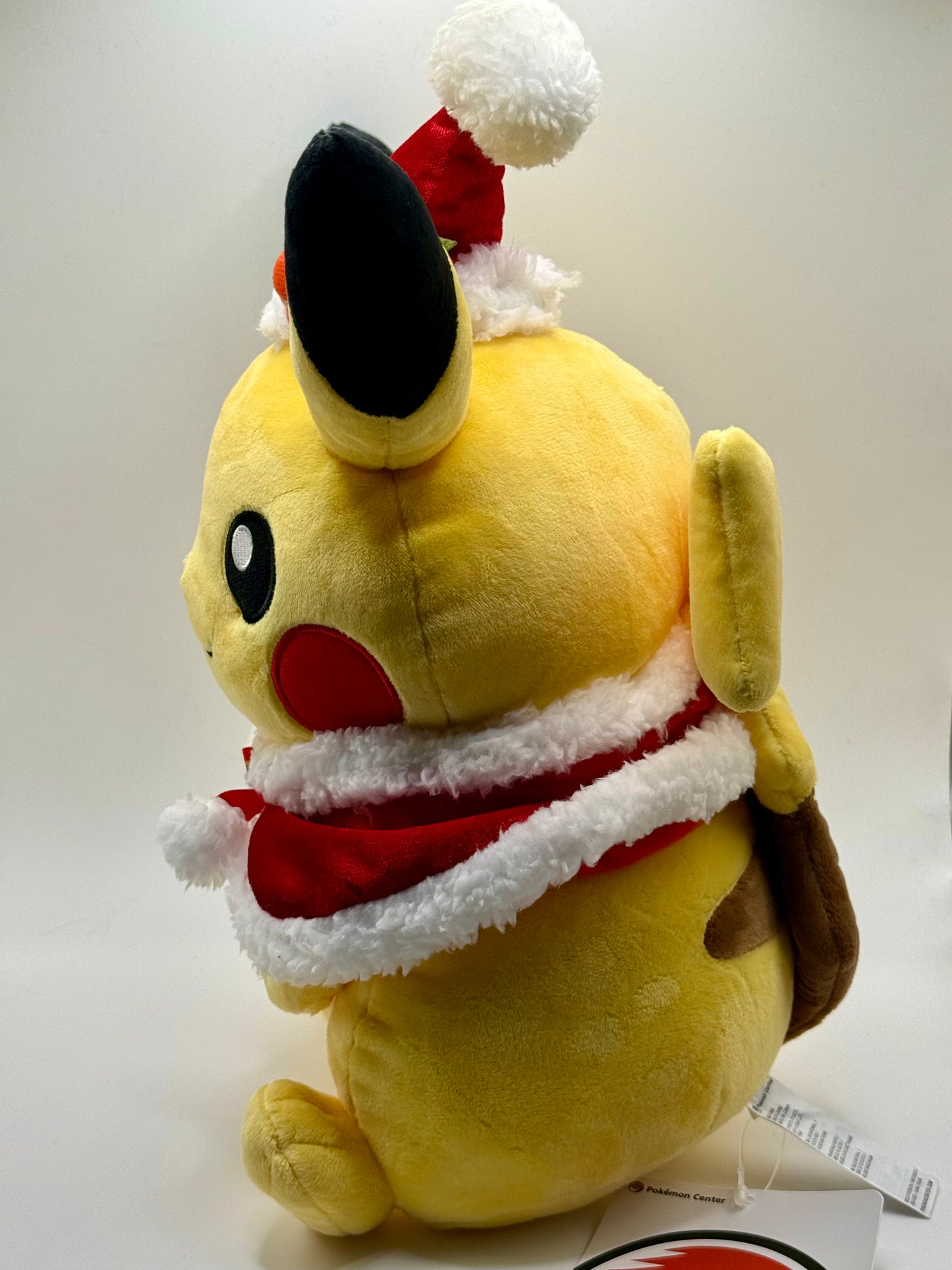 Eevolvd Pikachu Jul Plush med tomte hatt och halsduk sedd fran vanster sidan direkt fran Pokemon Center Japan