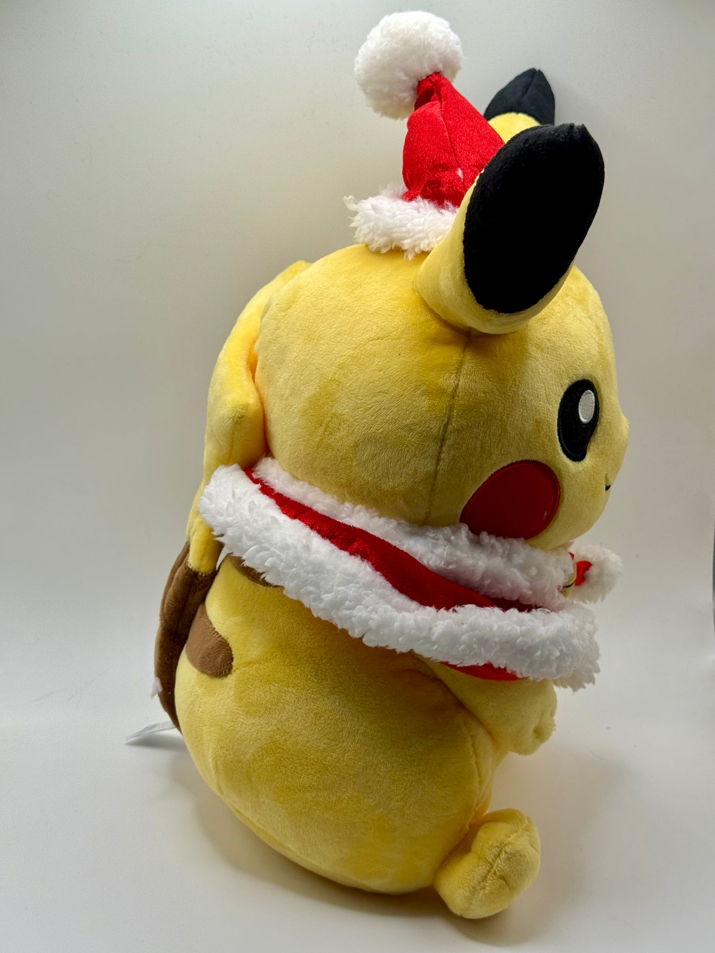 Eevolvd Pikachu Jul Plush med tomte hatt och halsduk sedd fran hoger sida direkt fran Pokemon Center Japan