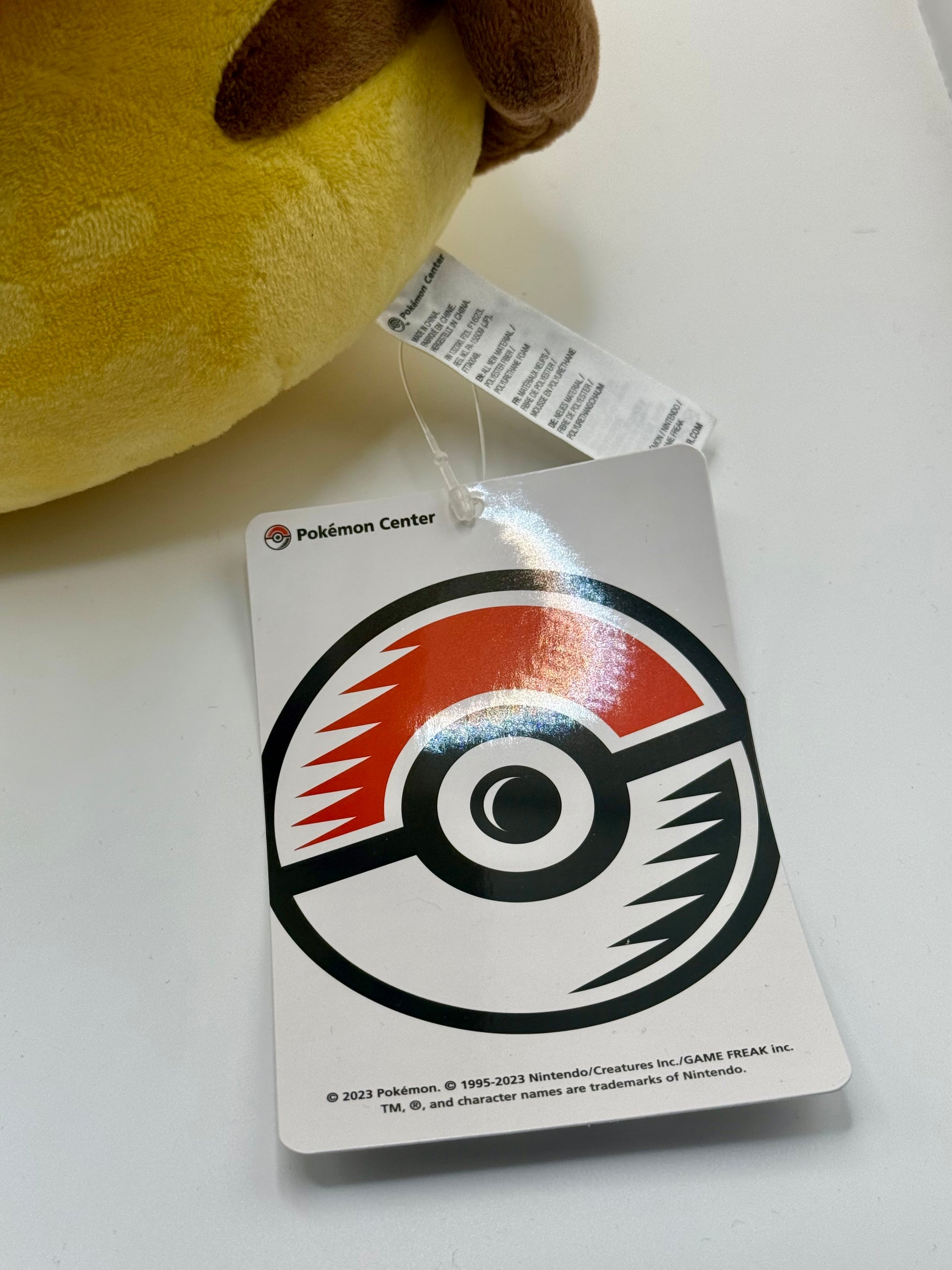 Eevolvd Pikachu Jul Plush med tomte hatt och halsduk sedd med sin tags framsida direkt fran Pokemon Center Japan