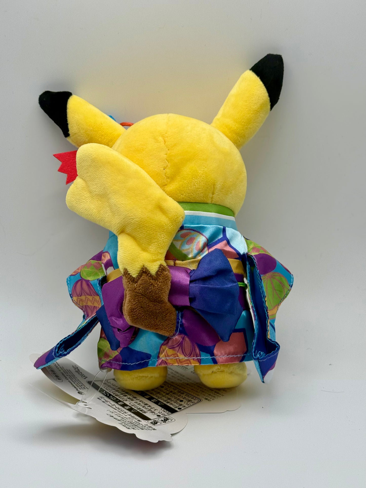 Eevolvd Pikachu Kanazawa Plush med traditionel japansk folkdräkt sedd fran bak sidan direkt fran Pokemon Center Japan