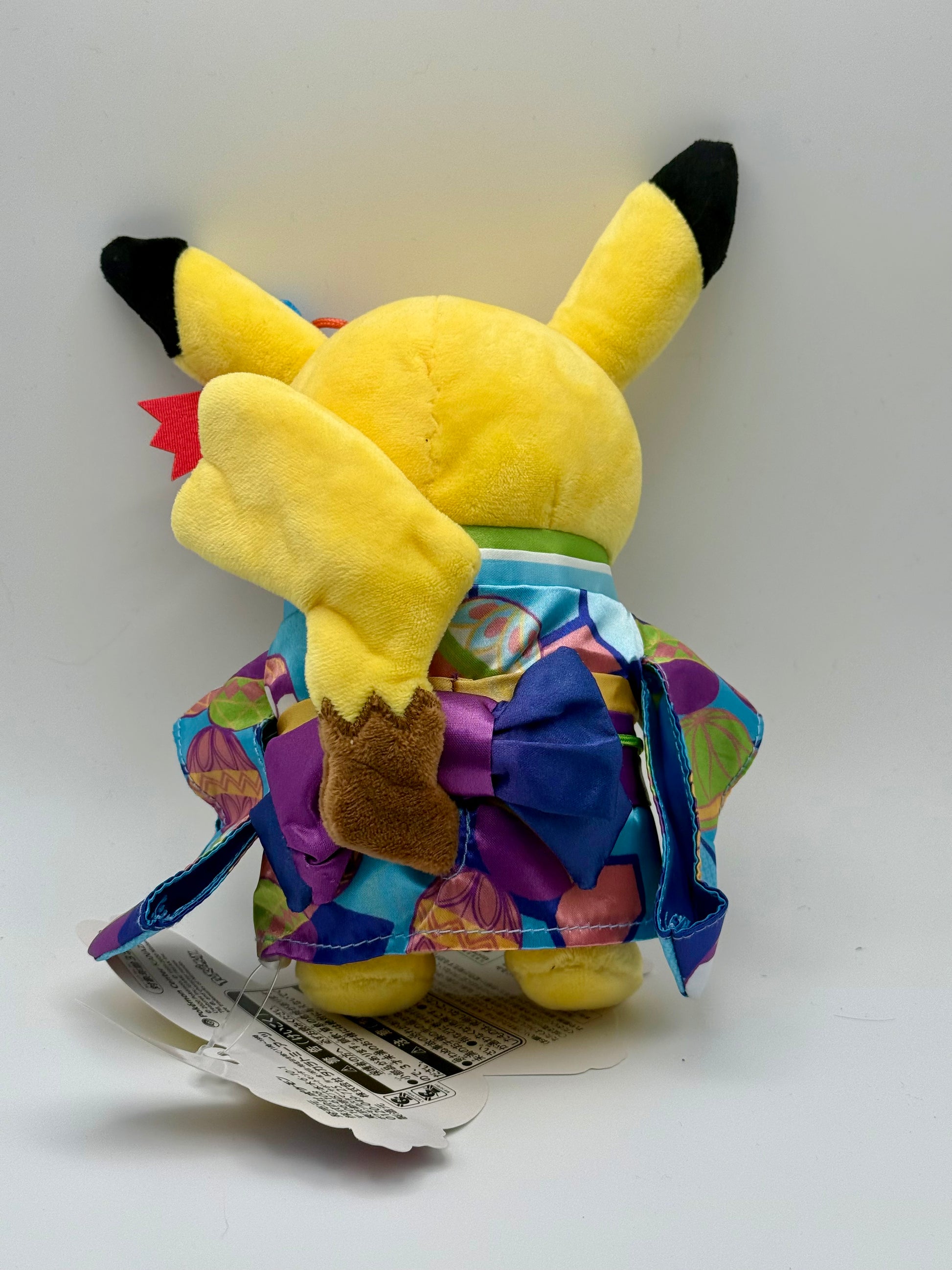 Eevolvd Pikachu Kanazawa Plush med traditionel japansk folkdräkt sedd fran bak sidan direkt fran Pokemon Center Japan