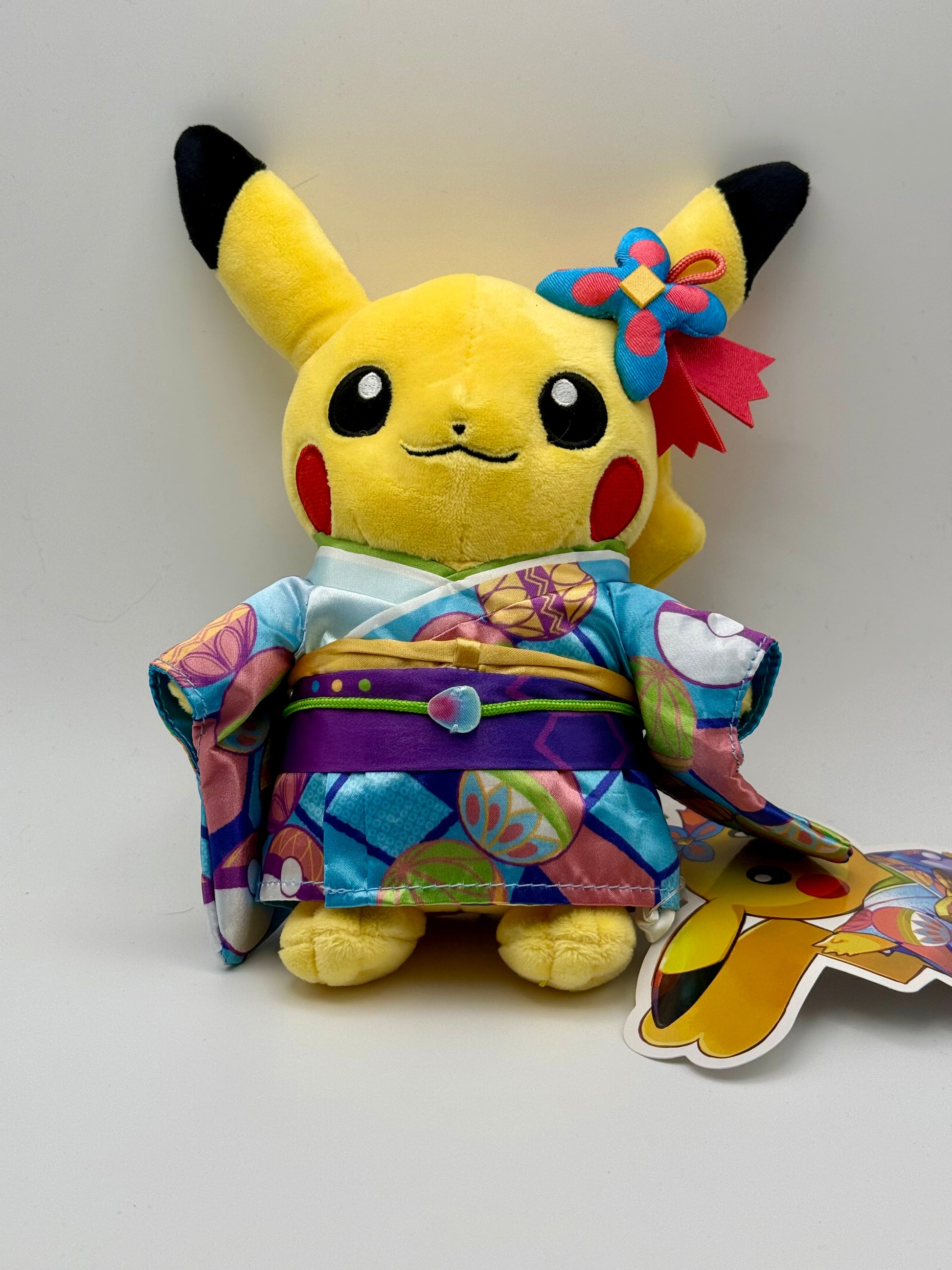 Eevolvd Pikachu Kanazawa Plush med traditionel japansk folkdräkt sedd framifran direkt fran Pokemon Center Japan