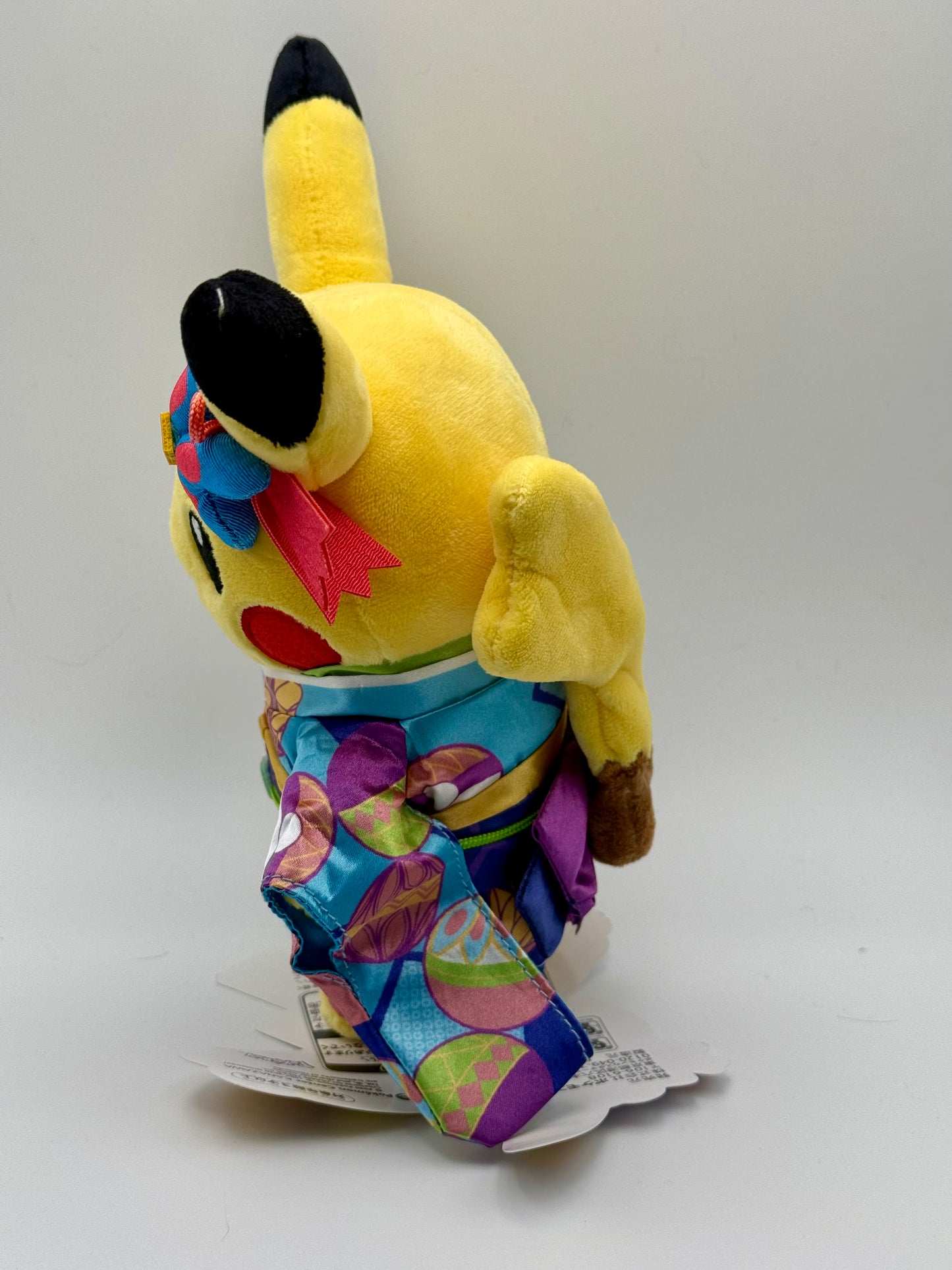 Eevolvd Pikachu Kanazawa Plush med traditionel japansk folkdräkt sedd fran vanster sida direkt fran Pokemon Center Japan