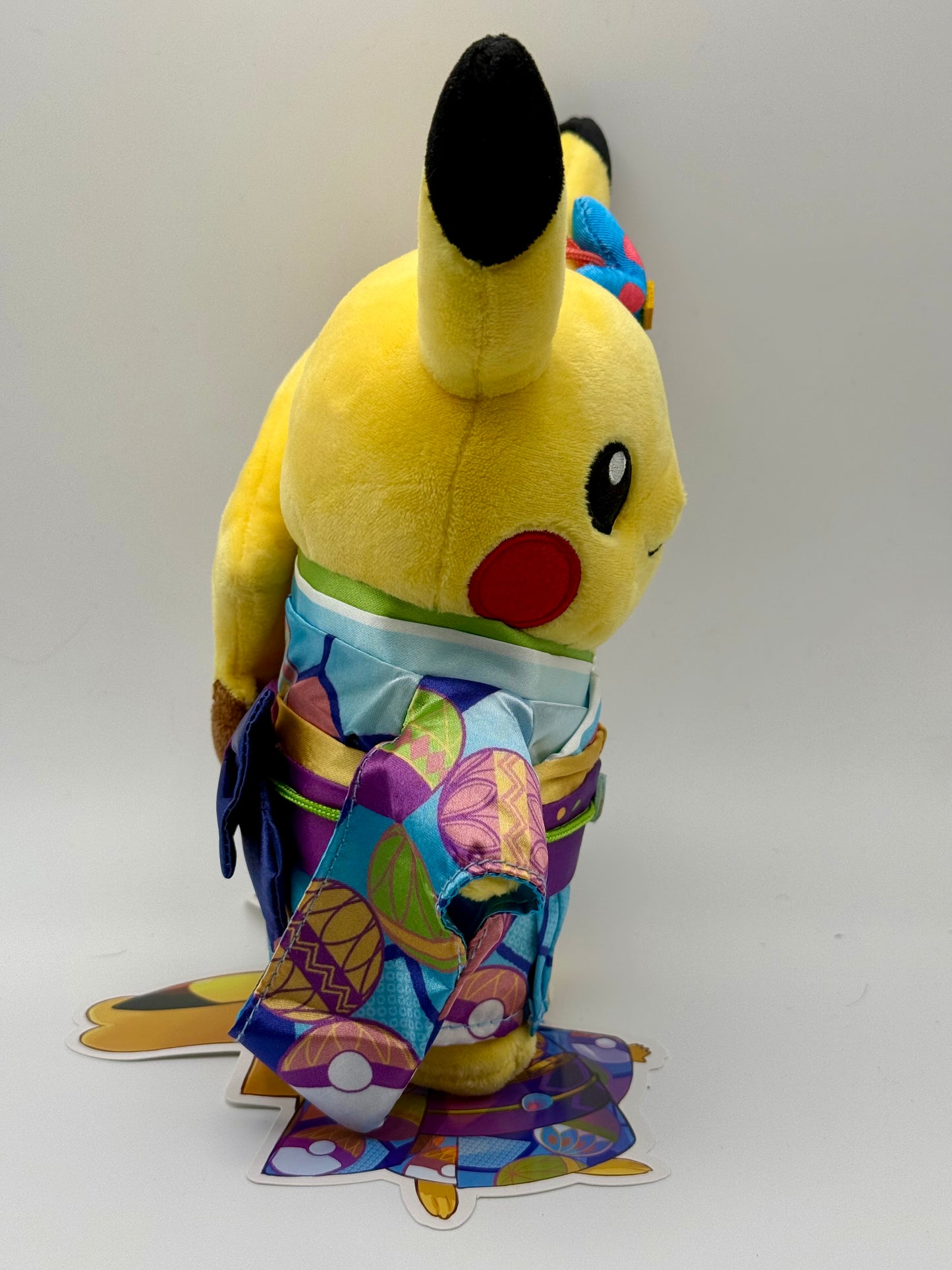 Eevolvd Pikachu Kanazawa Plush med traditionel japansk folkdräkt sedd fran hoger sidan direkt fran Pokemon Center Japan