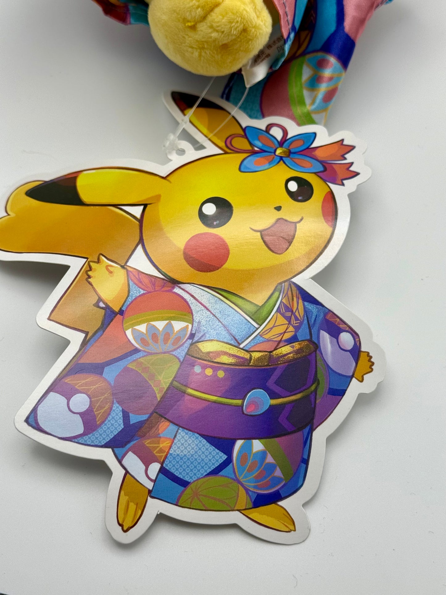 Eevolvd Pikachu Kanazawa Plush med traditionel japansk folkdräkt sedd med sin tag direkt fran Pokemon Center Japan