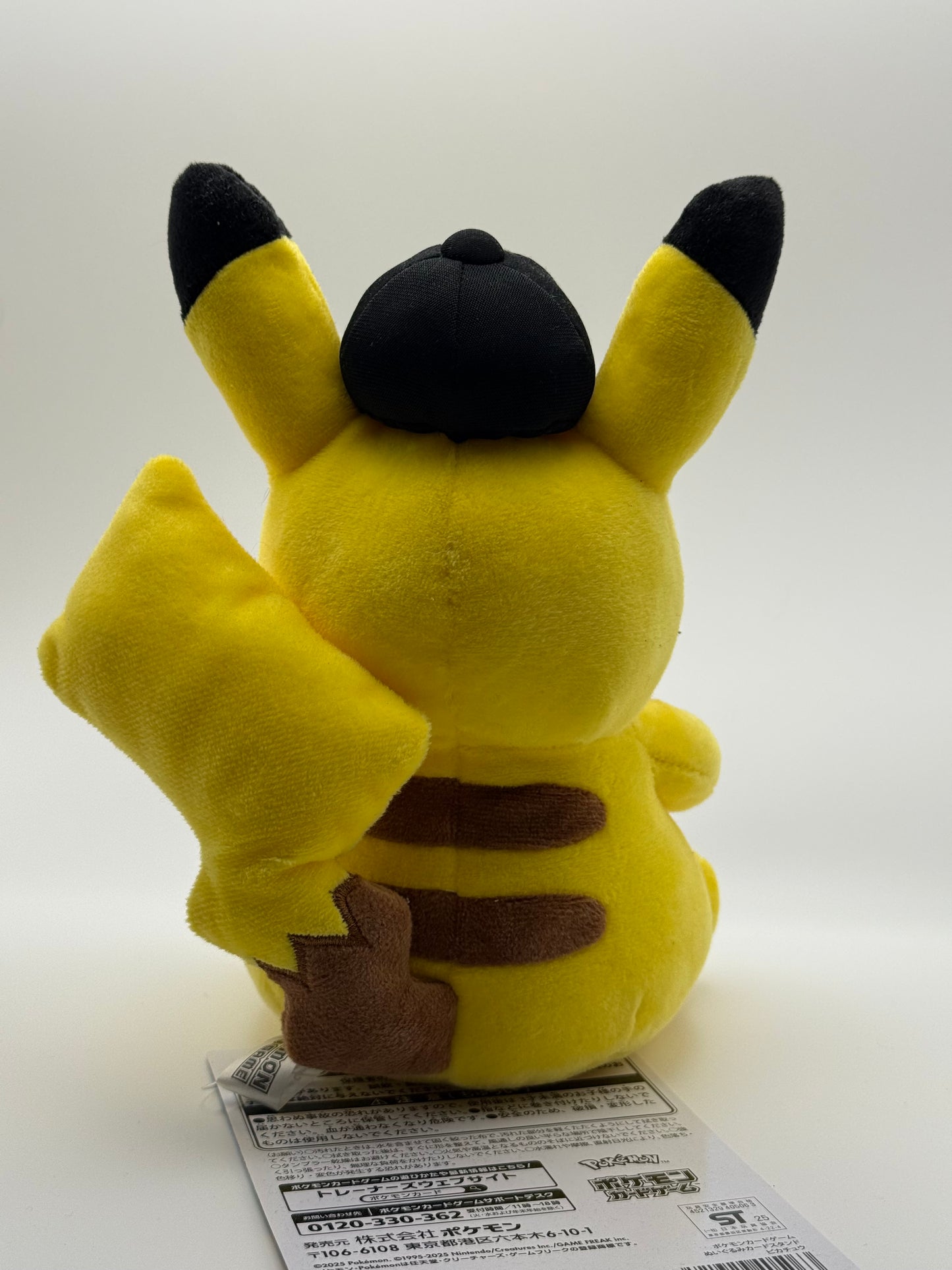 Eevolvd Pikachu Plush Card Stand med söt dräkt med fokus pa bak sidan direkt fran Pokemon Center Japan