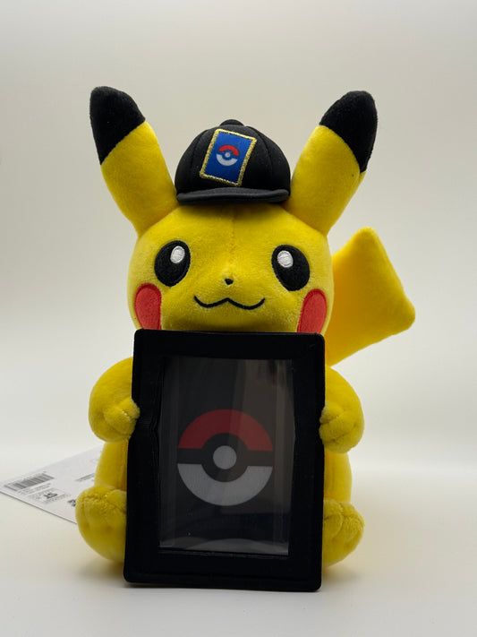Eevolvd Pikachu Plush Card Stand med söt dräkt med fokus pa framsidan direkt fran Pokemon Center Japan