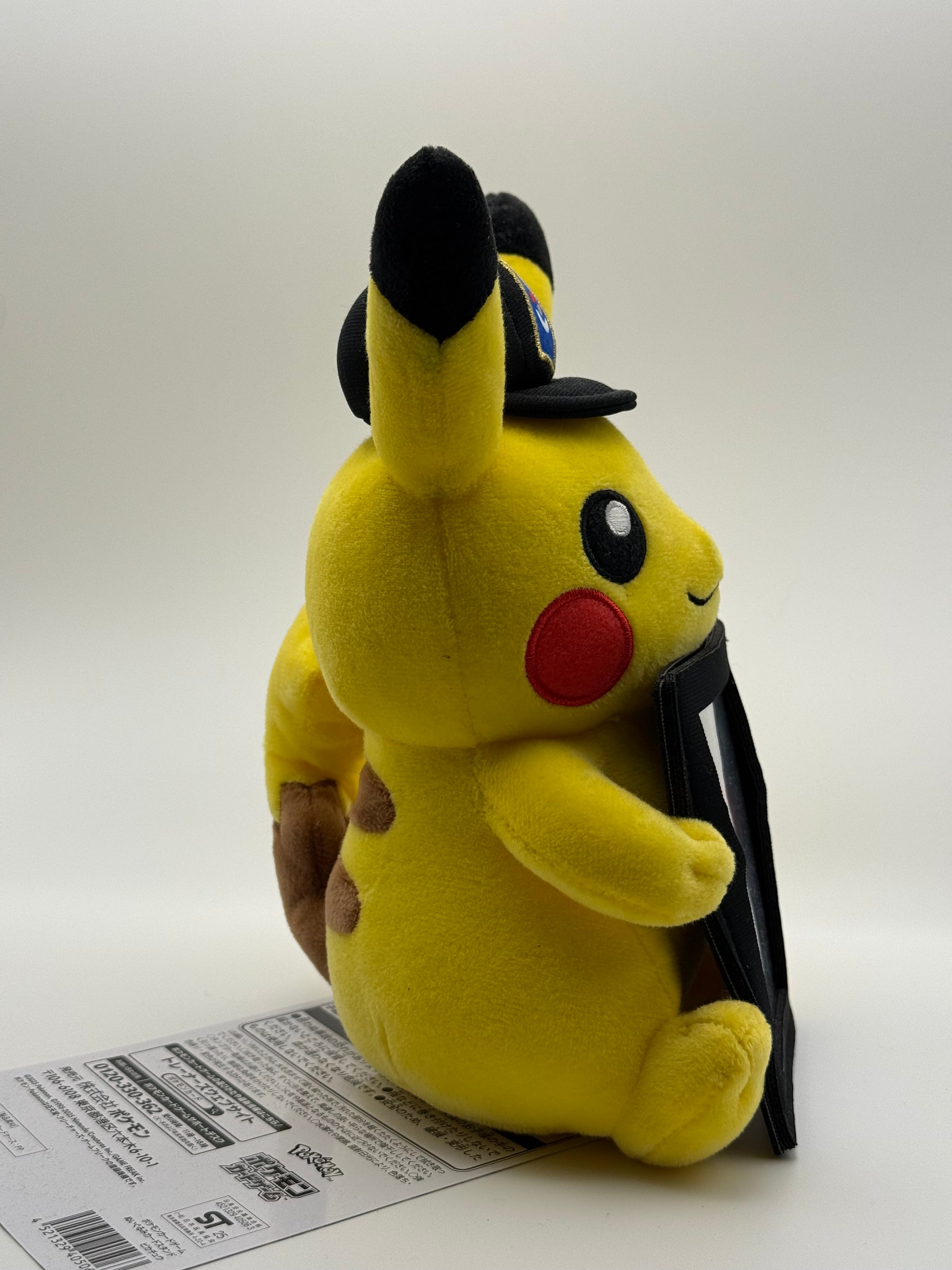 Eevolvd Pikachu Plush Card Stand med söt dräkt med fokus pa hoger sidan direkt fran Pokemon Center Japan