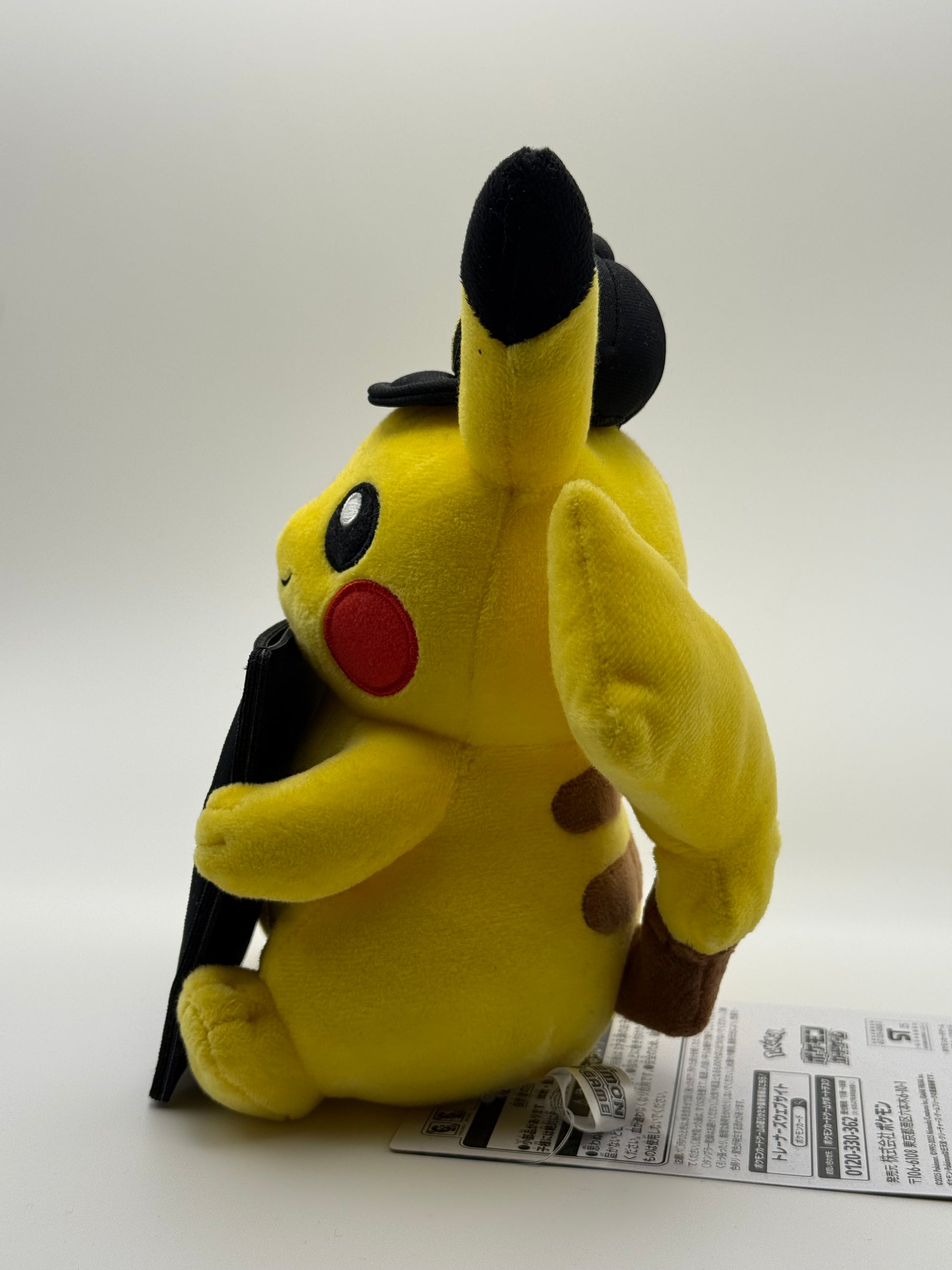 Eevolvd Pikachu Plush Card Stand med söt dräkt med fokus pa vanster sidan direkt fran Pokemon Center Japan