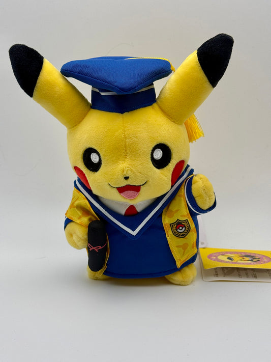 Eevolvd Pikachu Plush March 2016 med hatt och dräkt samt diplom sedd framifran direkt fran Pokemon Center Japan