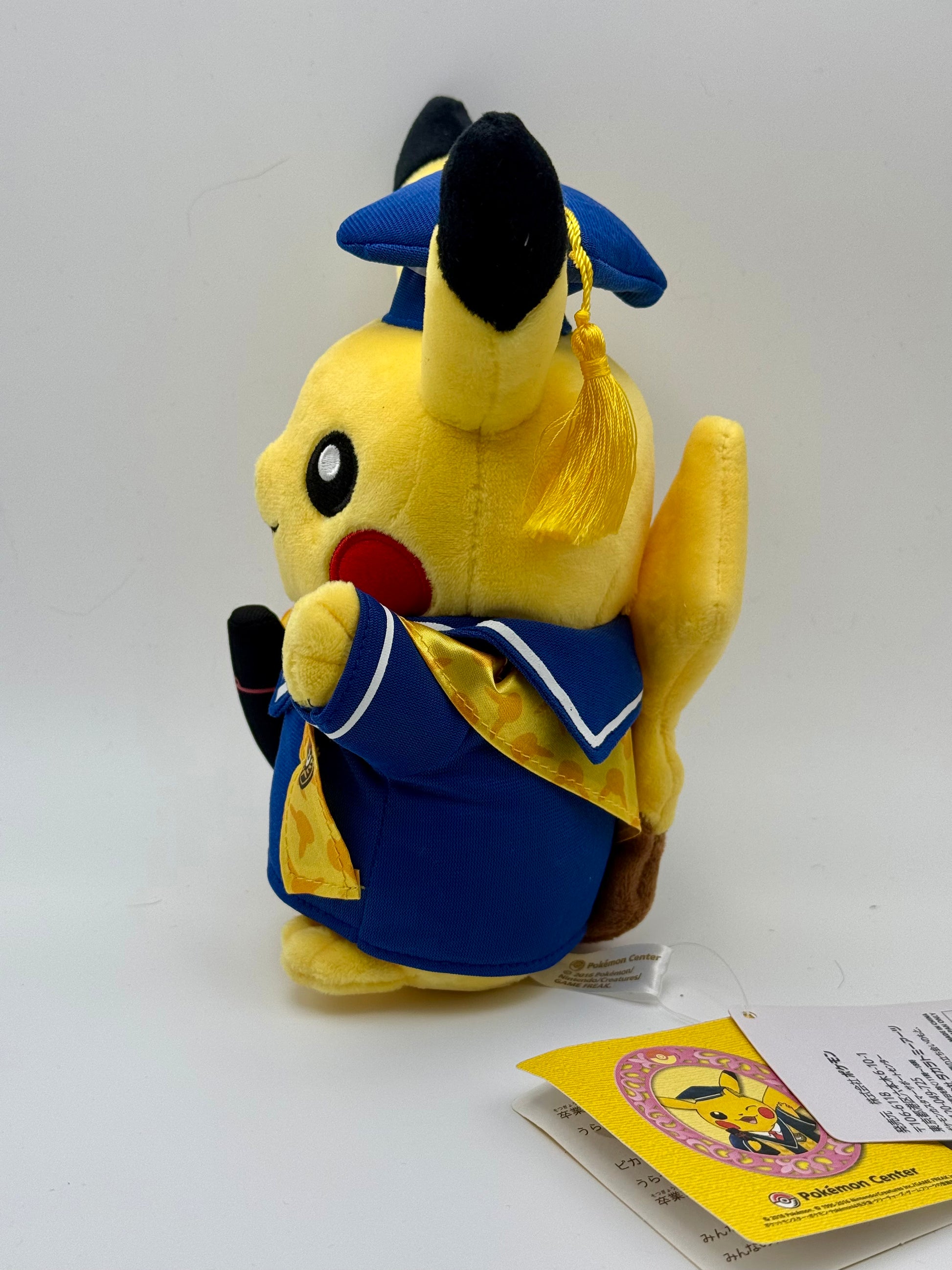Eevolvd Pikachu Plush March 2016 med hatt och dräkt samt diplom sedd fran vanster sida direkt fran Pokemon Center Japan
