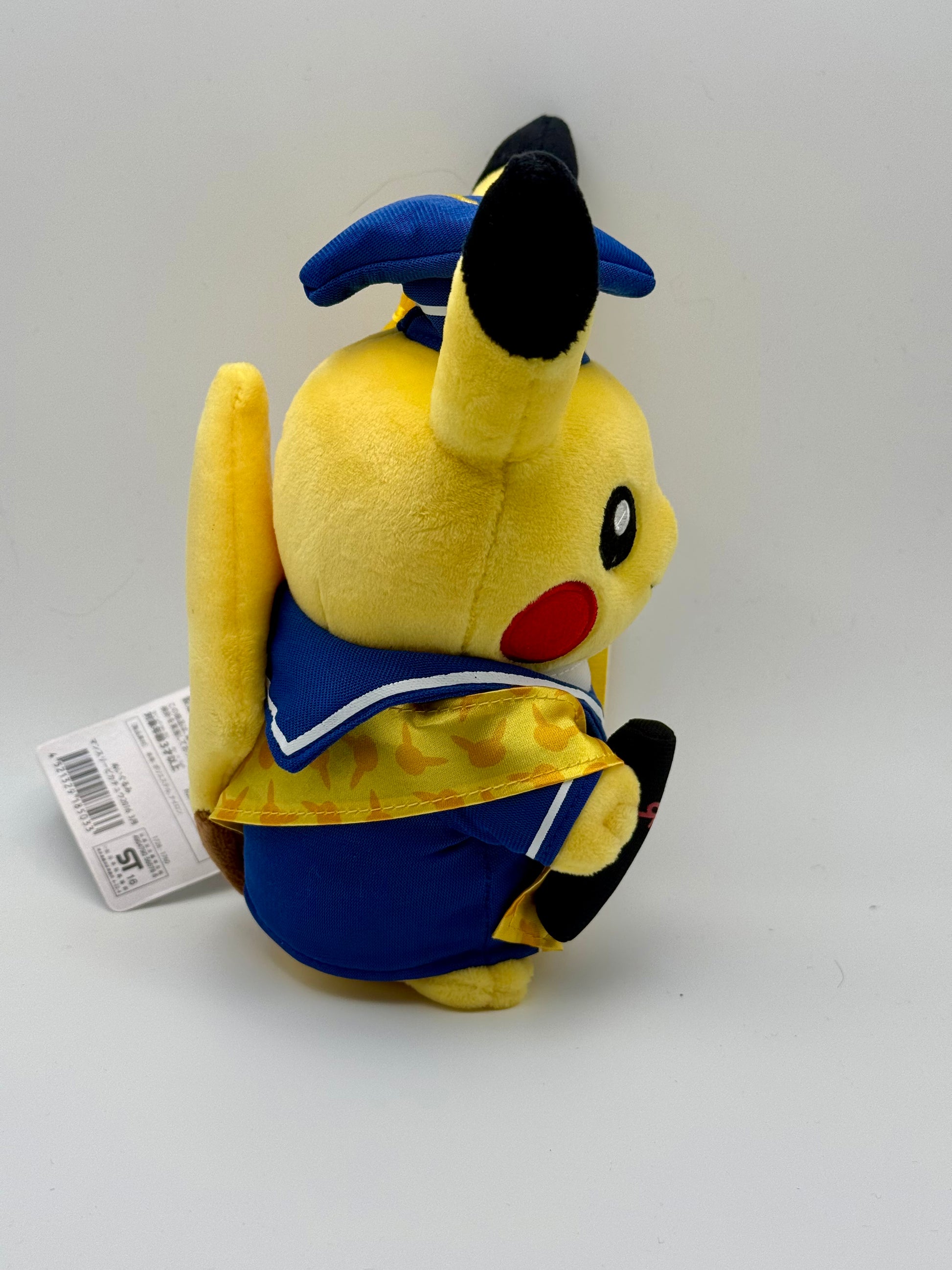 Eevolvd Pikachu Plush March 2016 med hatt och dräkt samt diplom sedd fran hoger sida direkt fran Pokemon Center Japan