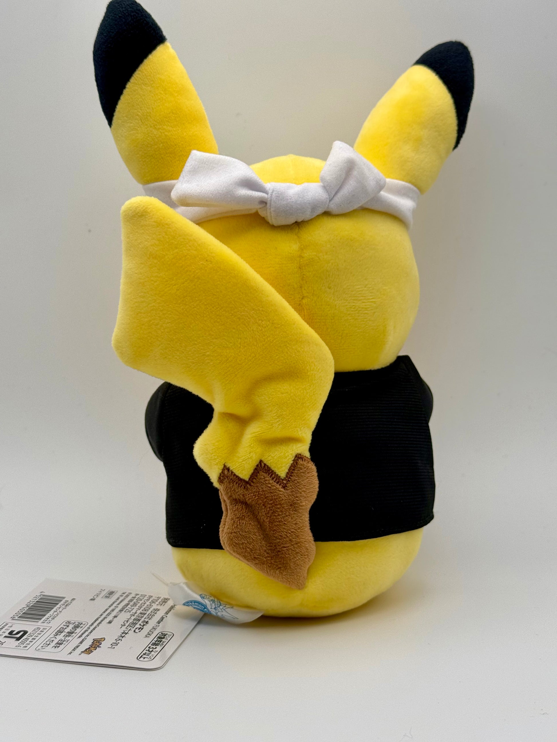Eevolvd Pikachu Ramen gosedjur med nudlar och traditionella Japanska klader med bak sidan i fokus direkt fran Pokemon Center Japan