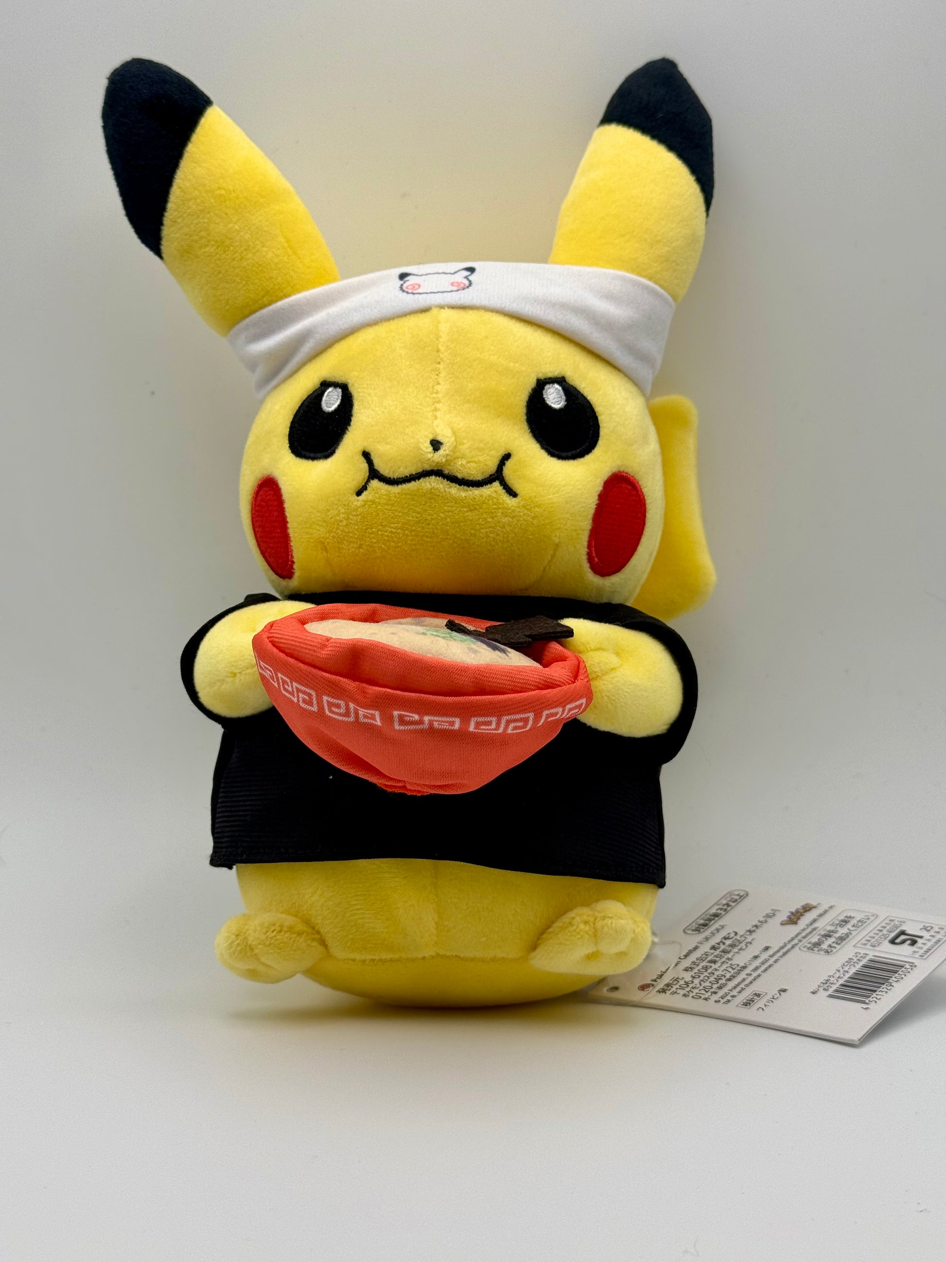 Eevolvd Pikachu Ramen gosedjur med nudlar och traditionella Japanska klader med fram sidan i fokus direkt fran Pokemon Center Japan