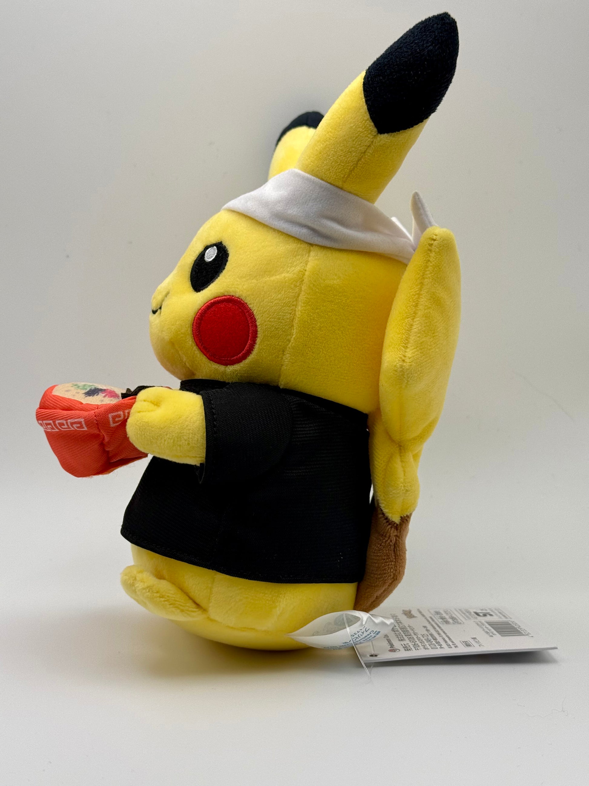 Eevolvd Pikachu Ramen gosedjur med nudlar och traditionella Japanska klader med hoger sidan i fokus direkt fran Pokemon Center Japan