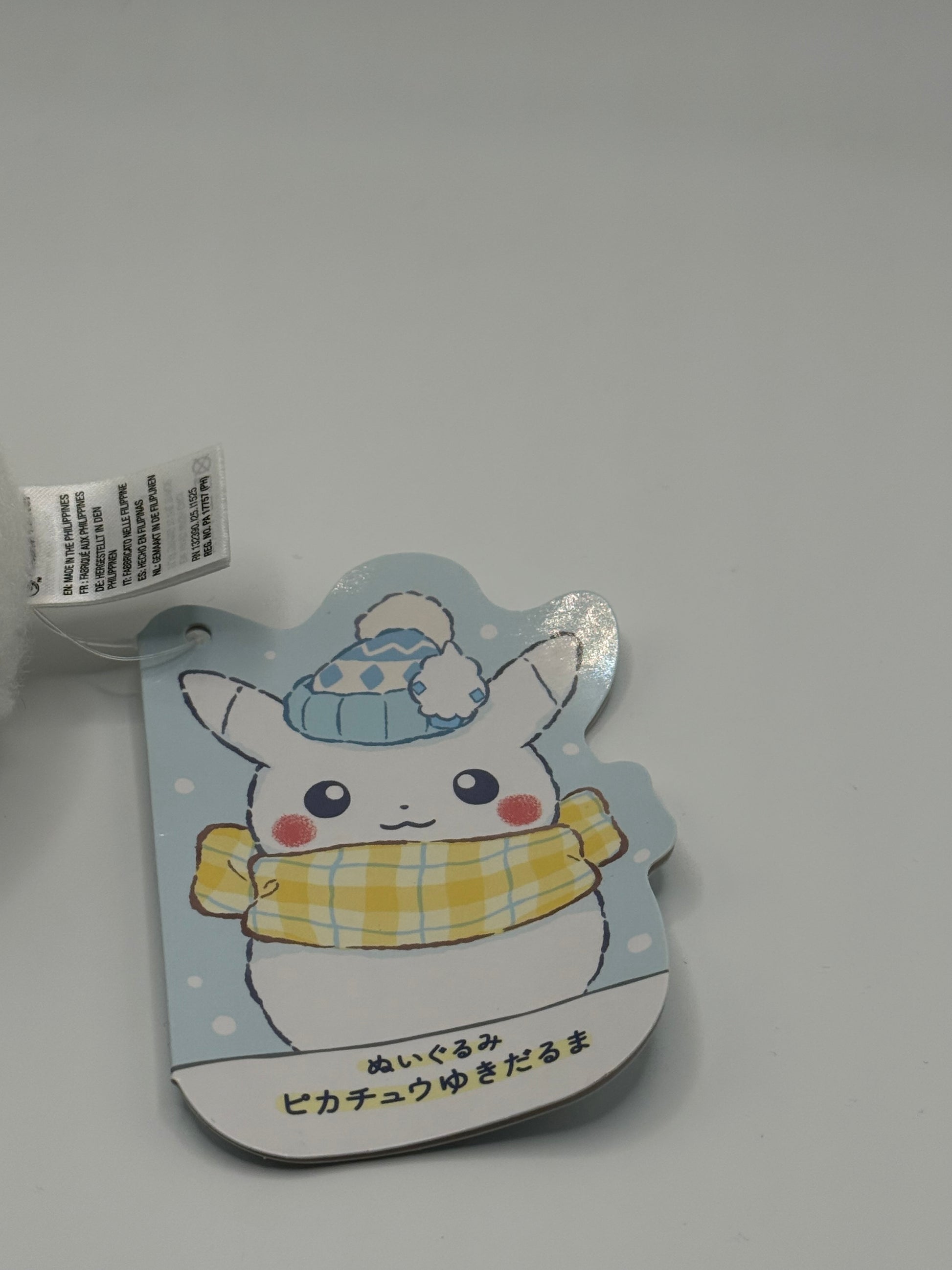 Eevolvd Pikachu Vinter Plush med halsduk och hatt och en sot tag med illustration pa irl direkt fran Pokemon Center Japan